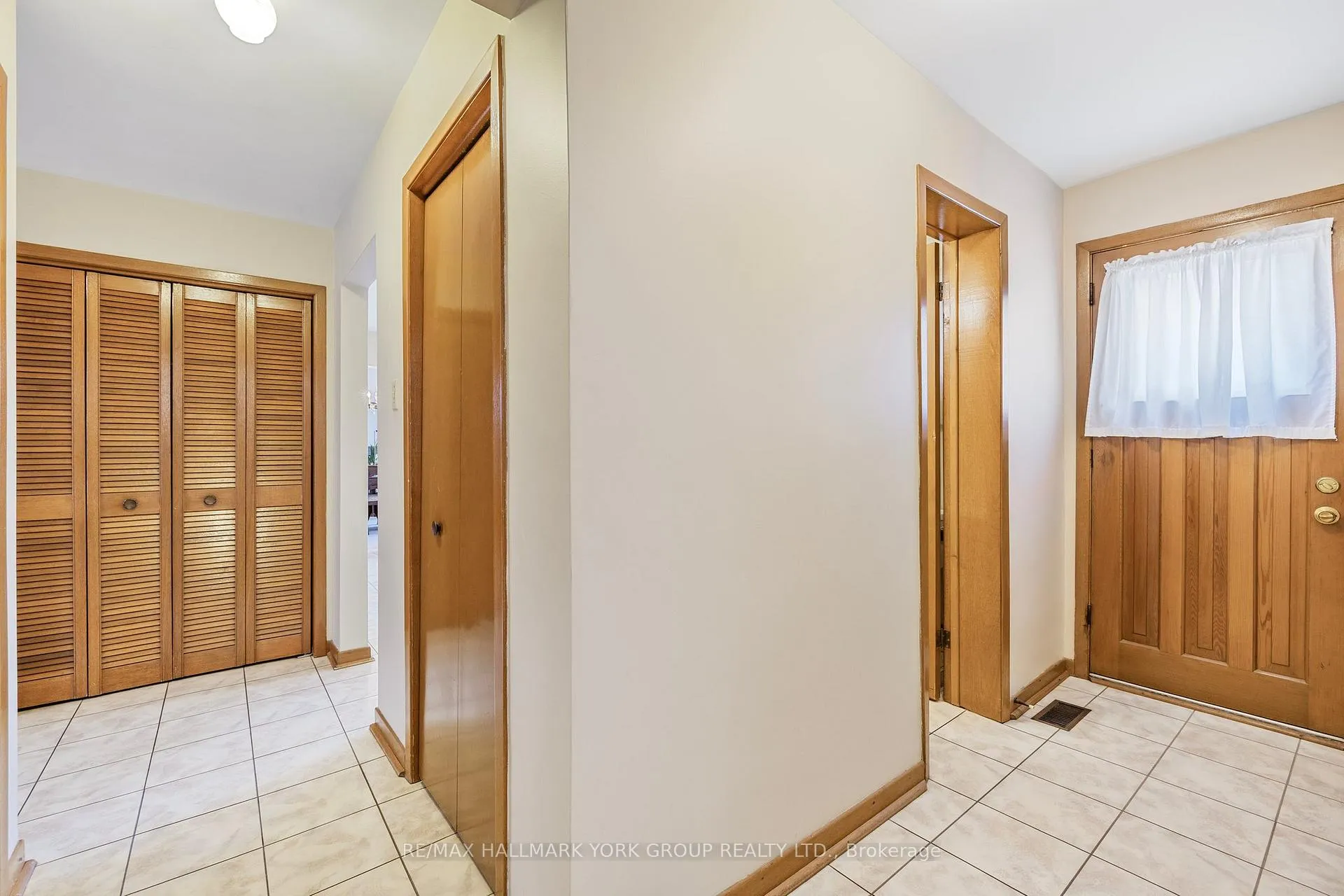 Photo 18 of 2 Navan Crescent, Aurora, Aurora Heights — HOMEH
