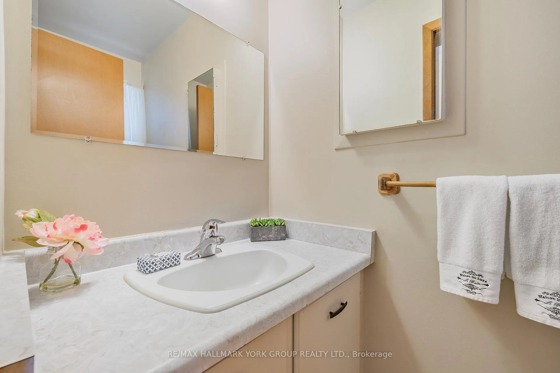 Photo 22 of 2 Navan Crescent, Aurora, Aurora Heights — HOMEH