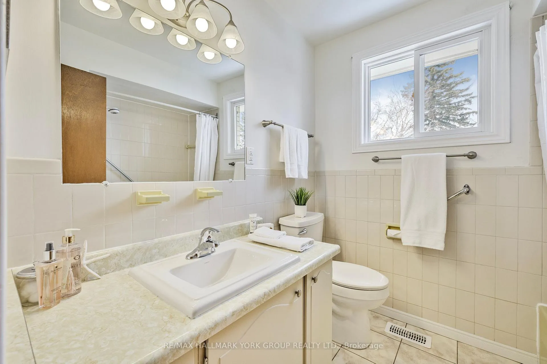 Photo 28 of 2 Navan Crescent, Aurora, Aurora Heights — HOMEH