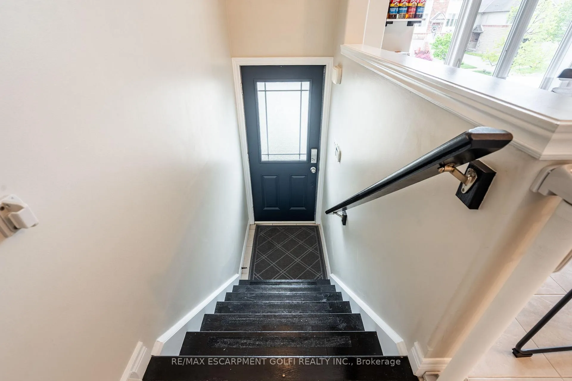 Photo 3 of 16 Hemlock Way, Grimsby, Grimsby West — HOMEH