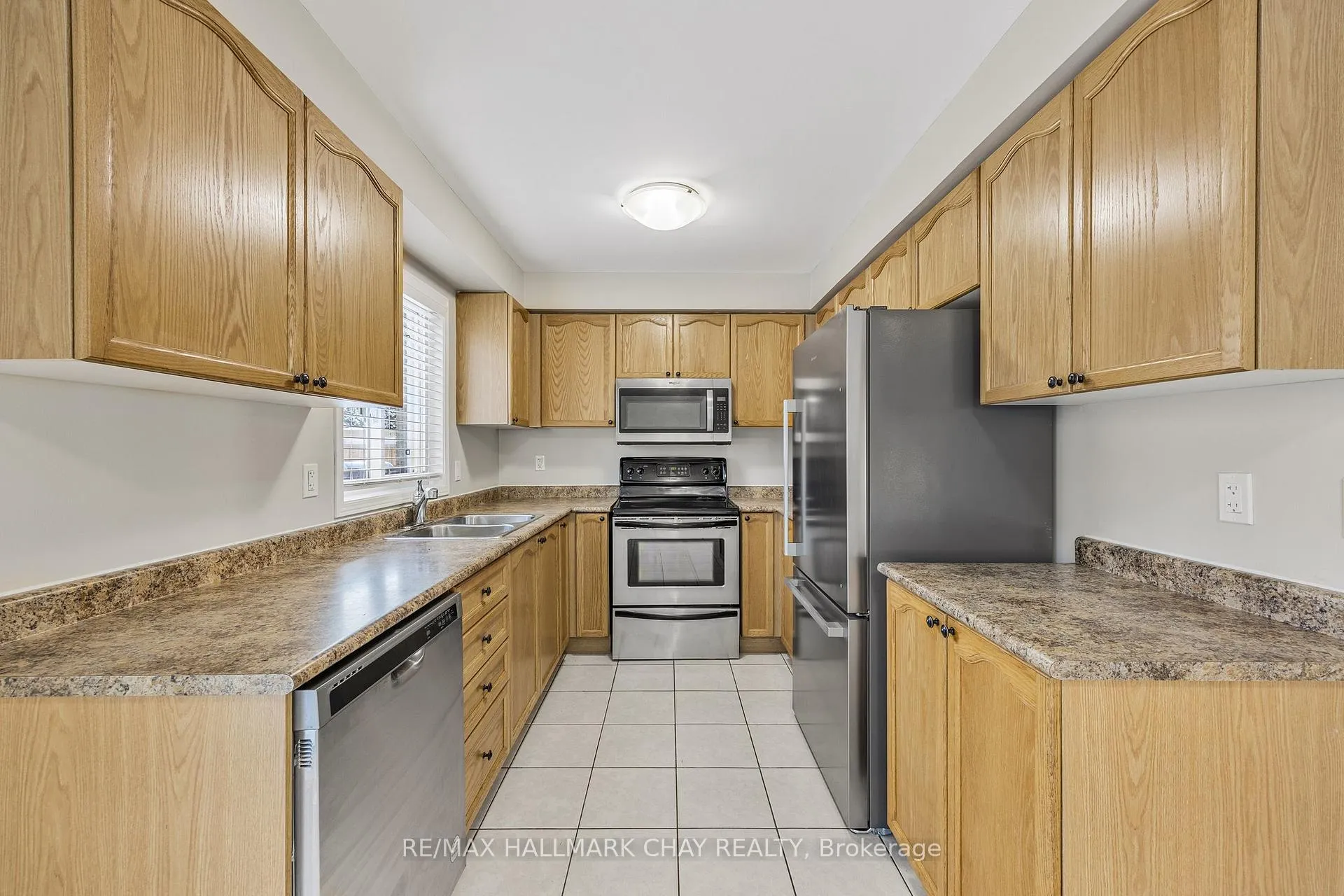 Photo 8 of 45 Succession Crescent, Barrie, Innis-Shore — HOMEH