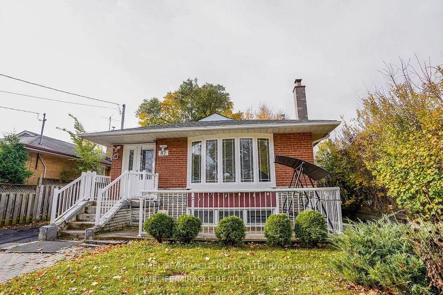 Photo 3 of 82 Sedgemount Drive, Scarborough, Woburn — HOMEH