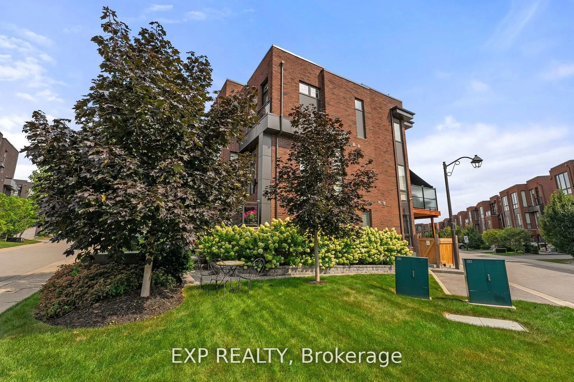 Photo 2 of 28 Allerton Road, Vaughan, Patterson — HOMEH