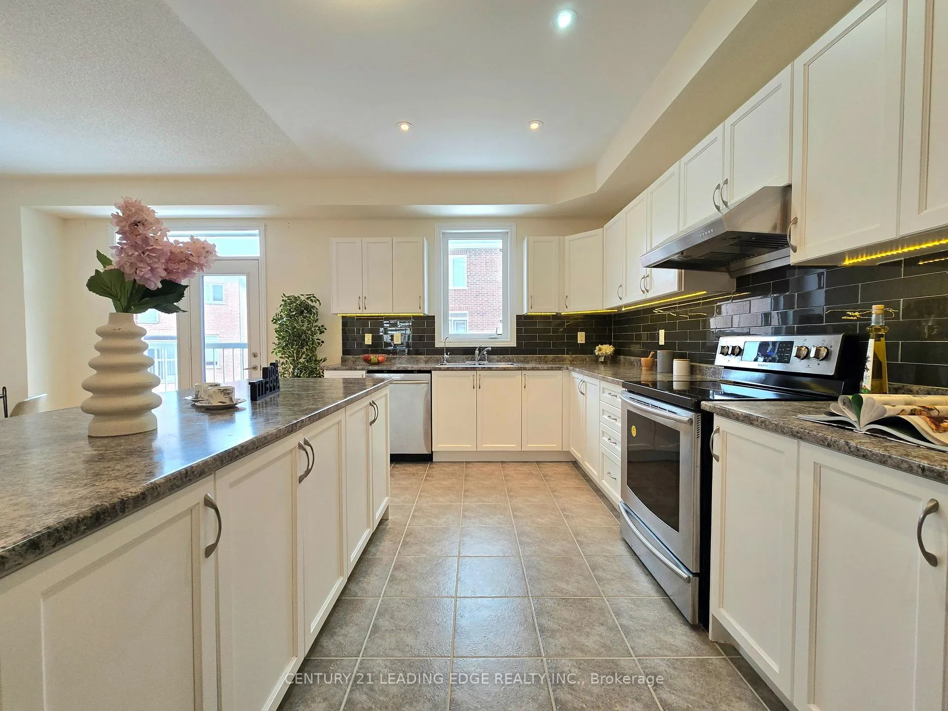 Photo 21 of 19 Living Crescent, Markham, Victoria Square — HOMEH