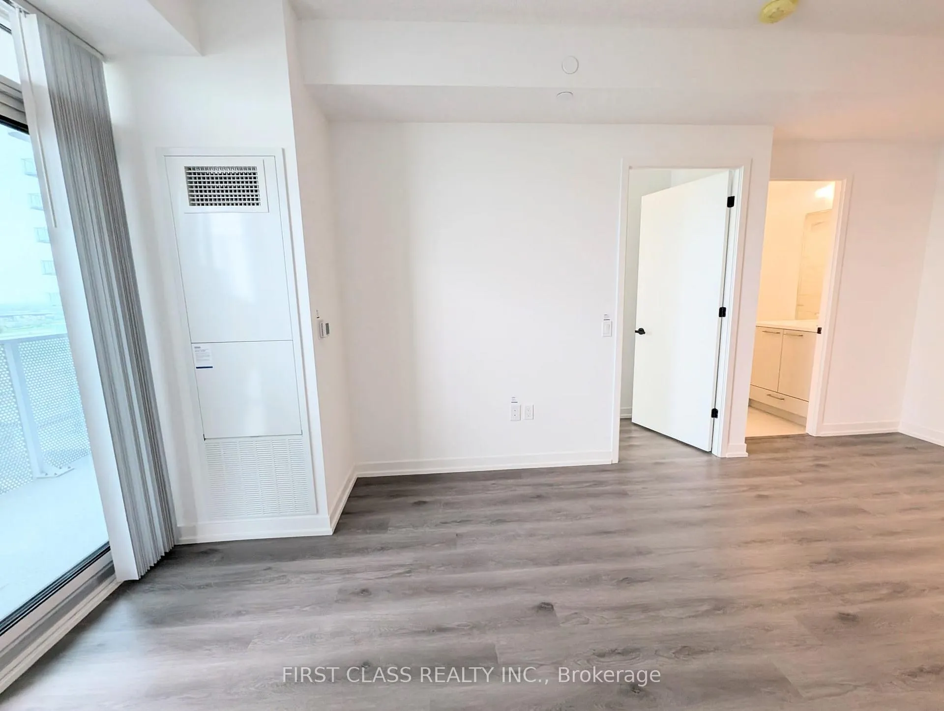 Photo 6 of Unit 1002, 28 Interchange Way, Vaughan, Vaughan Corporate Centre — HOMEH