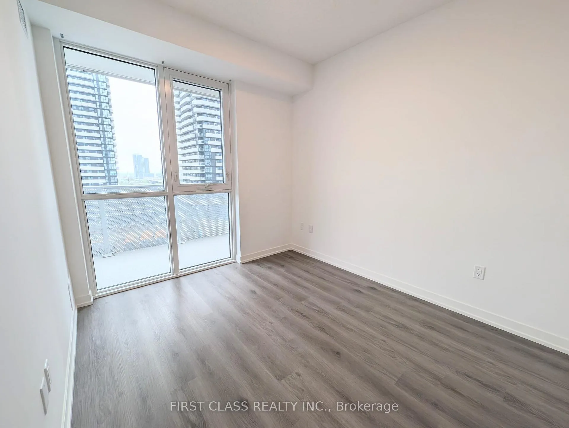 Photo 8 of Unit 1002, 28 Interchange Way, Vaughan, Vaughan Corporate Centre — HOMEH