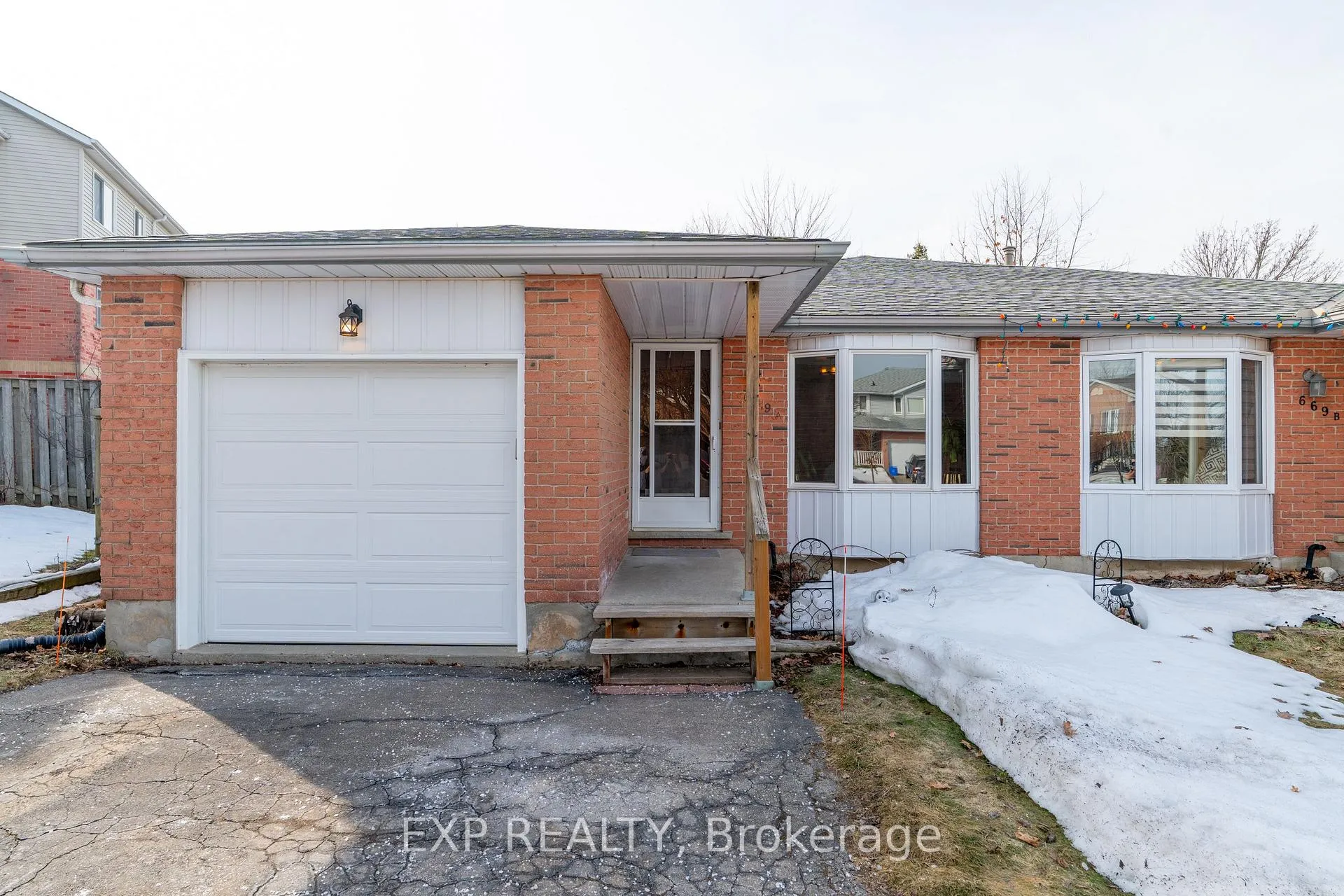 Photo 2 of Unit Unit A, 669 Pinerow Crescent, Waterloo — HOMEH