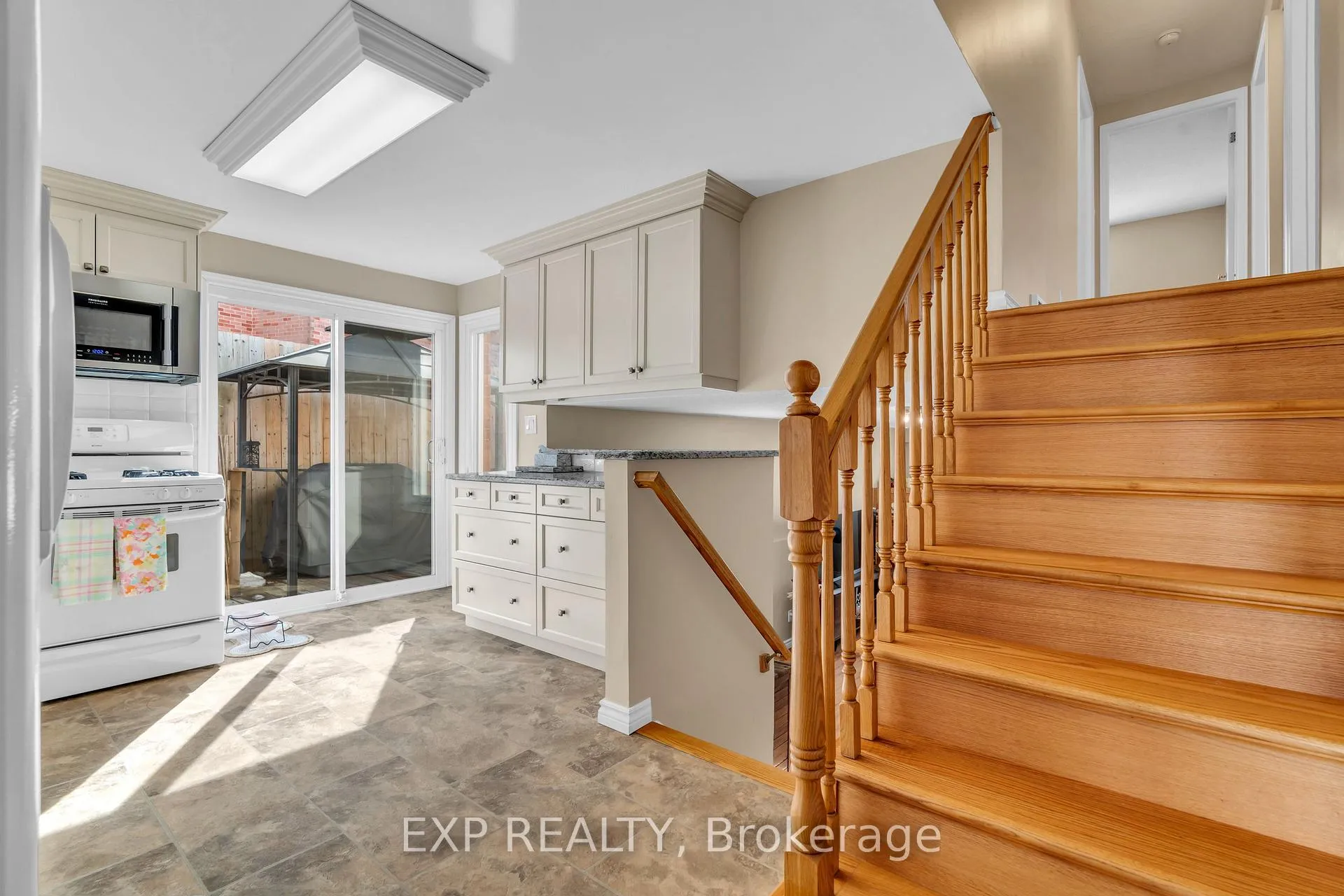 Photo 8 of Unit Unit A, 669 Pinerow Crescent, Waterloo — HOMEH