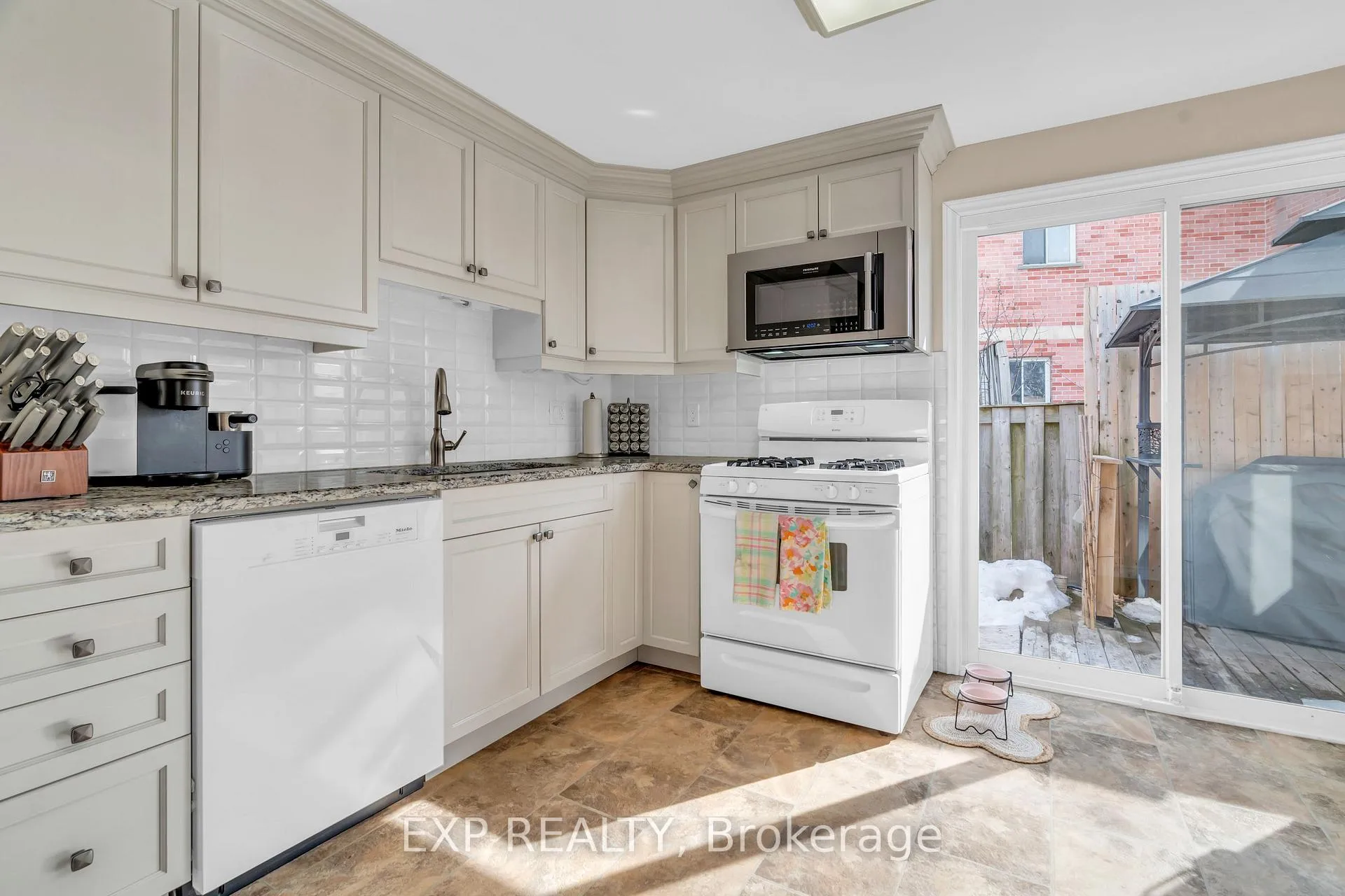 Photo 9 of Unit Unit A, 669 Pinerow Crescent, Waterloo — HOMEH