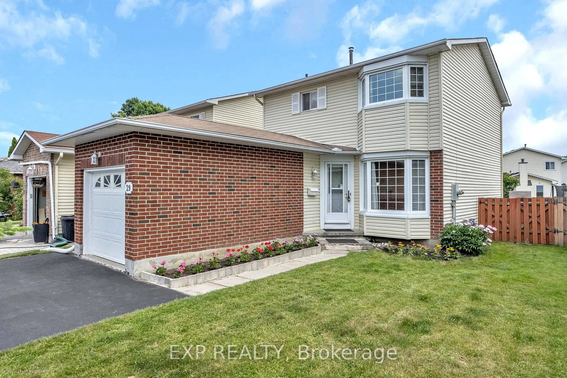Photo 5 of 29 Gowrie Drive, Ottawa, Kanata - Glencairn/Hazeldean — HOMEH