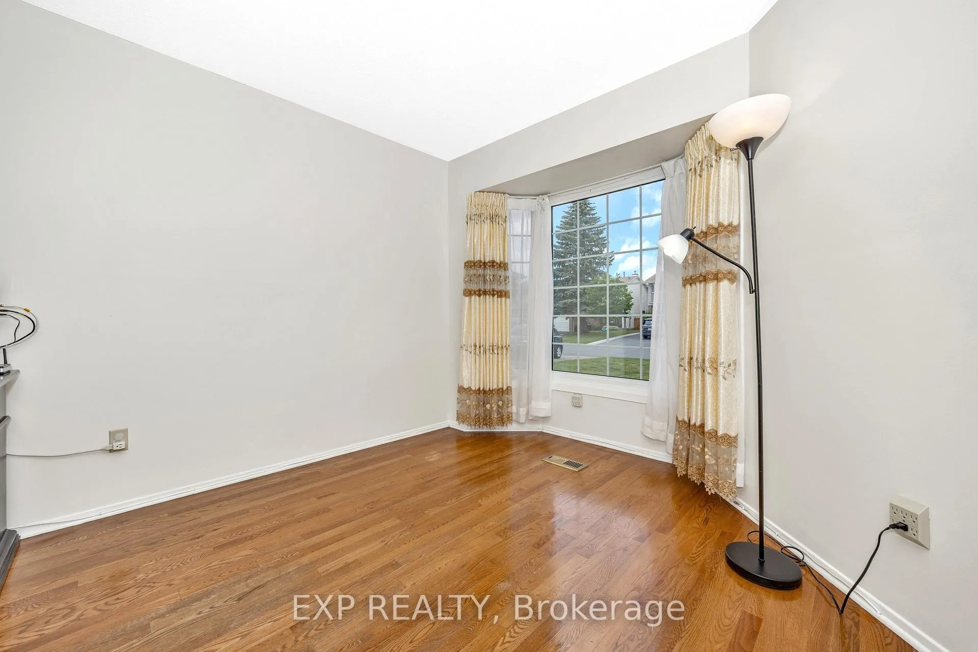 Photo 8 of 29 Gowrie Drive, Ottawa, Kanata - Glencairn/Hazeldean — HOMEH