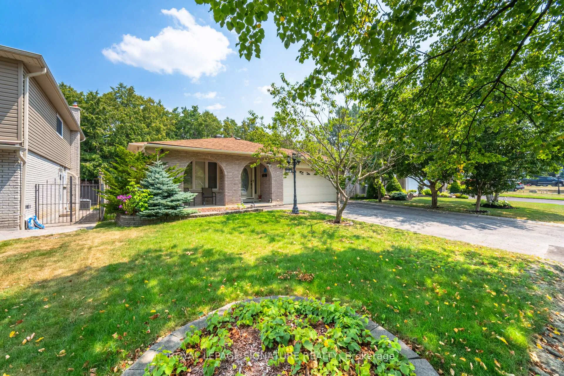 Photo 3 of 574 Antigua Crescent, Oshawa, Northglen — HOMEH