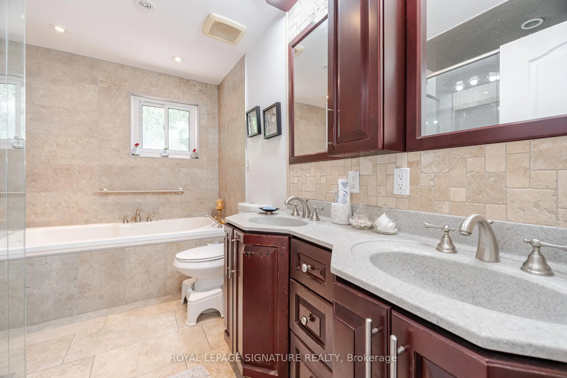 Photo 24 of 574 Antigua Crescent, Oshawa, Northglen — HOMEH