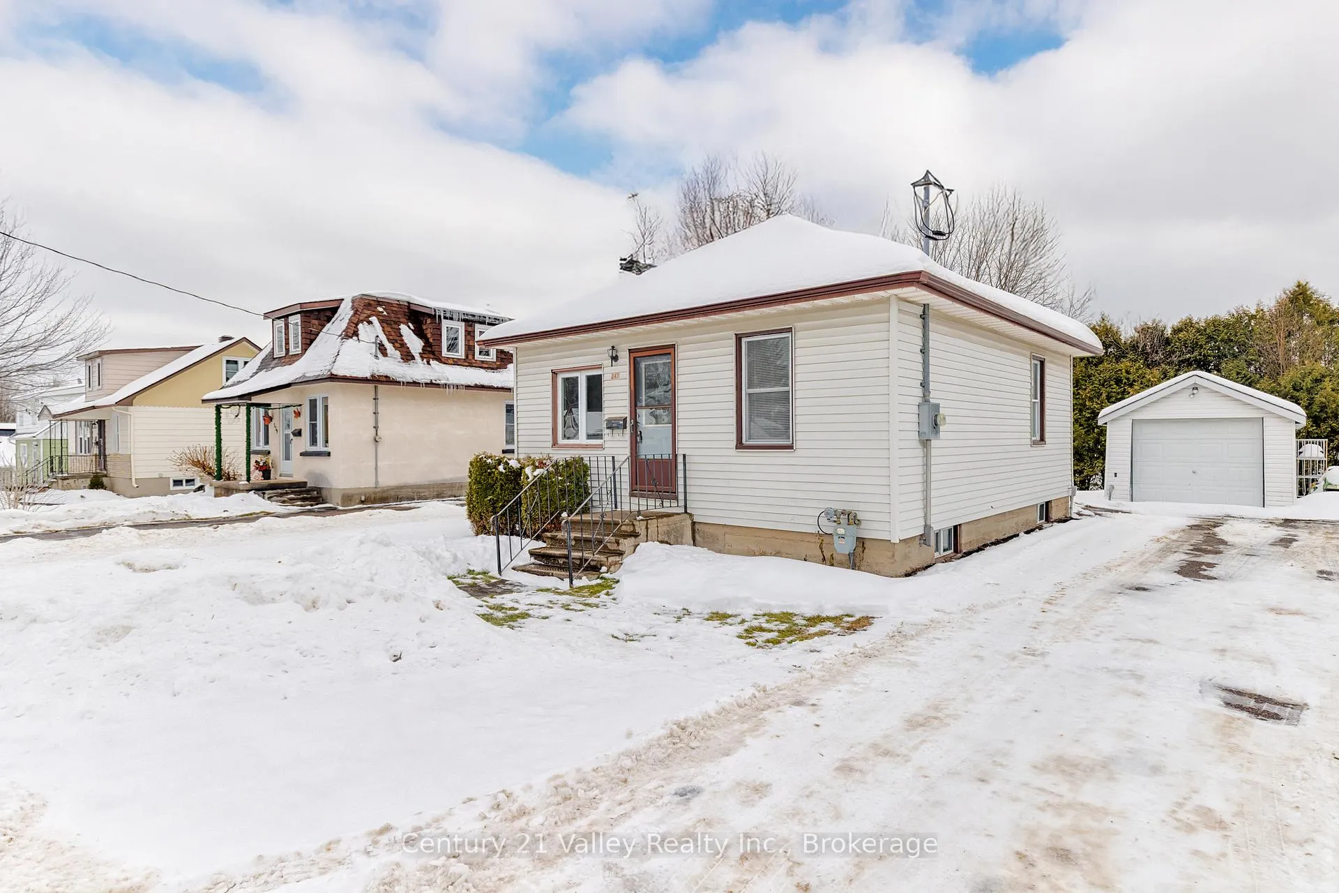 Photo 1 of 347 Joffre Avenue, Renfrew — HOMEH