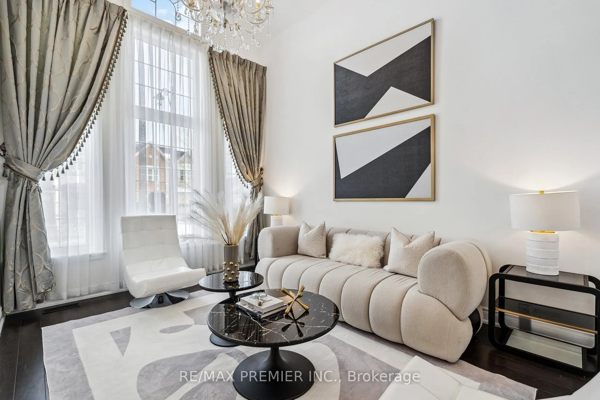 Photo 3 of 76 Heintzman Crescent, Vaughan, Patterson — HOMEH