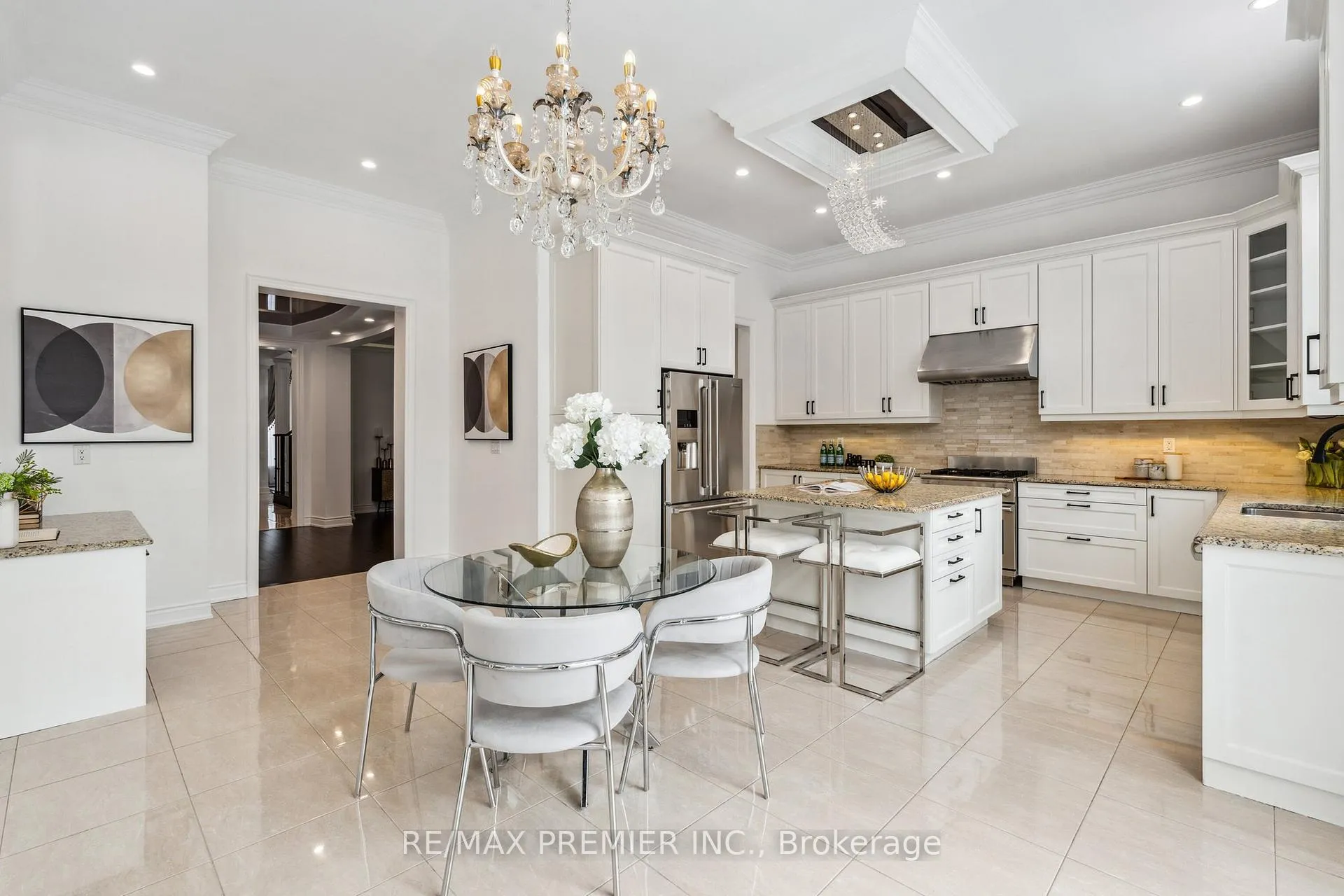 Photo 4 of 76 Heintzman Crescent, Vaughan, Patterson — HOMEH