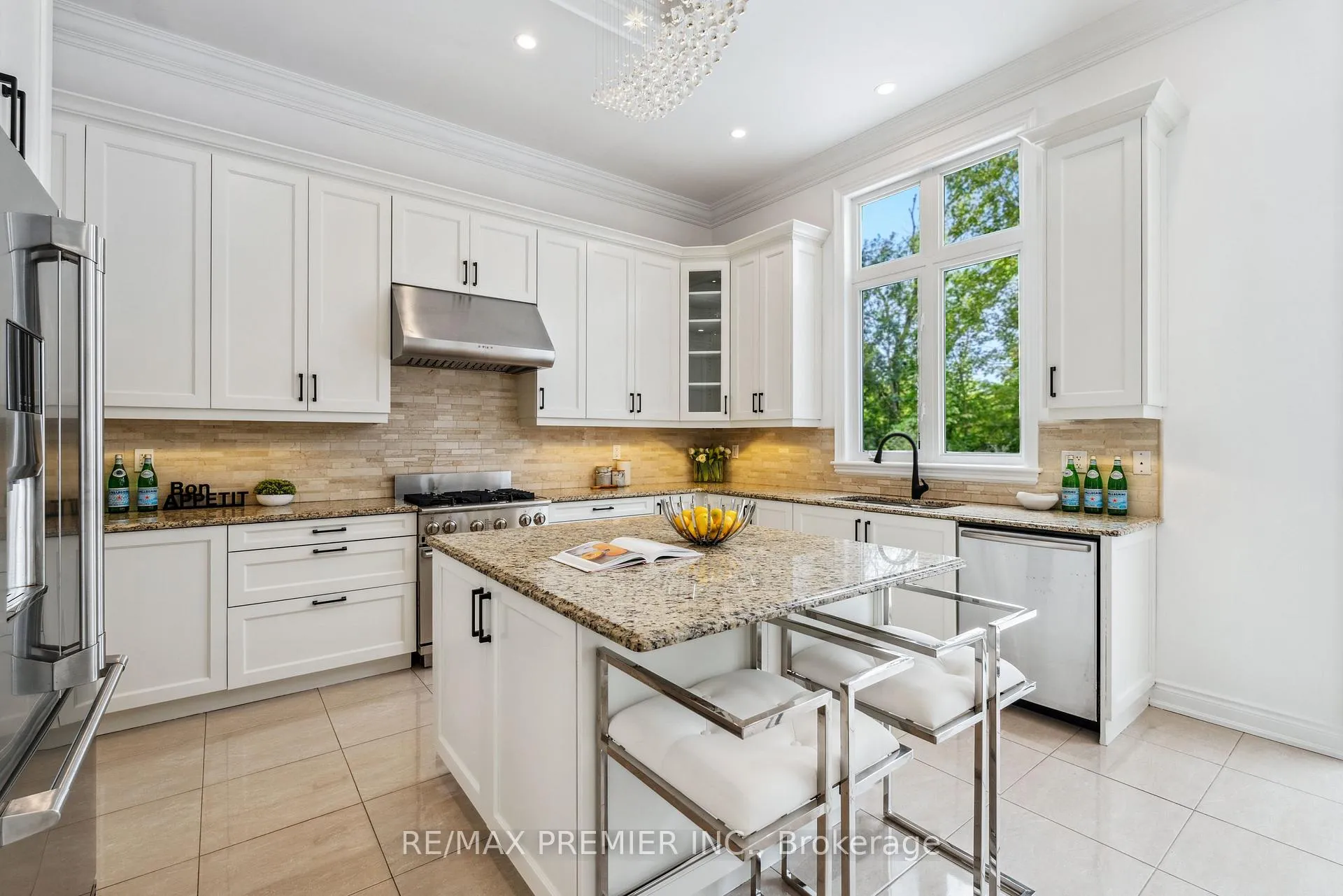 Photo 5 of 76 Heintzman Crescent, Vaughan, Patterson — HOMEH