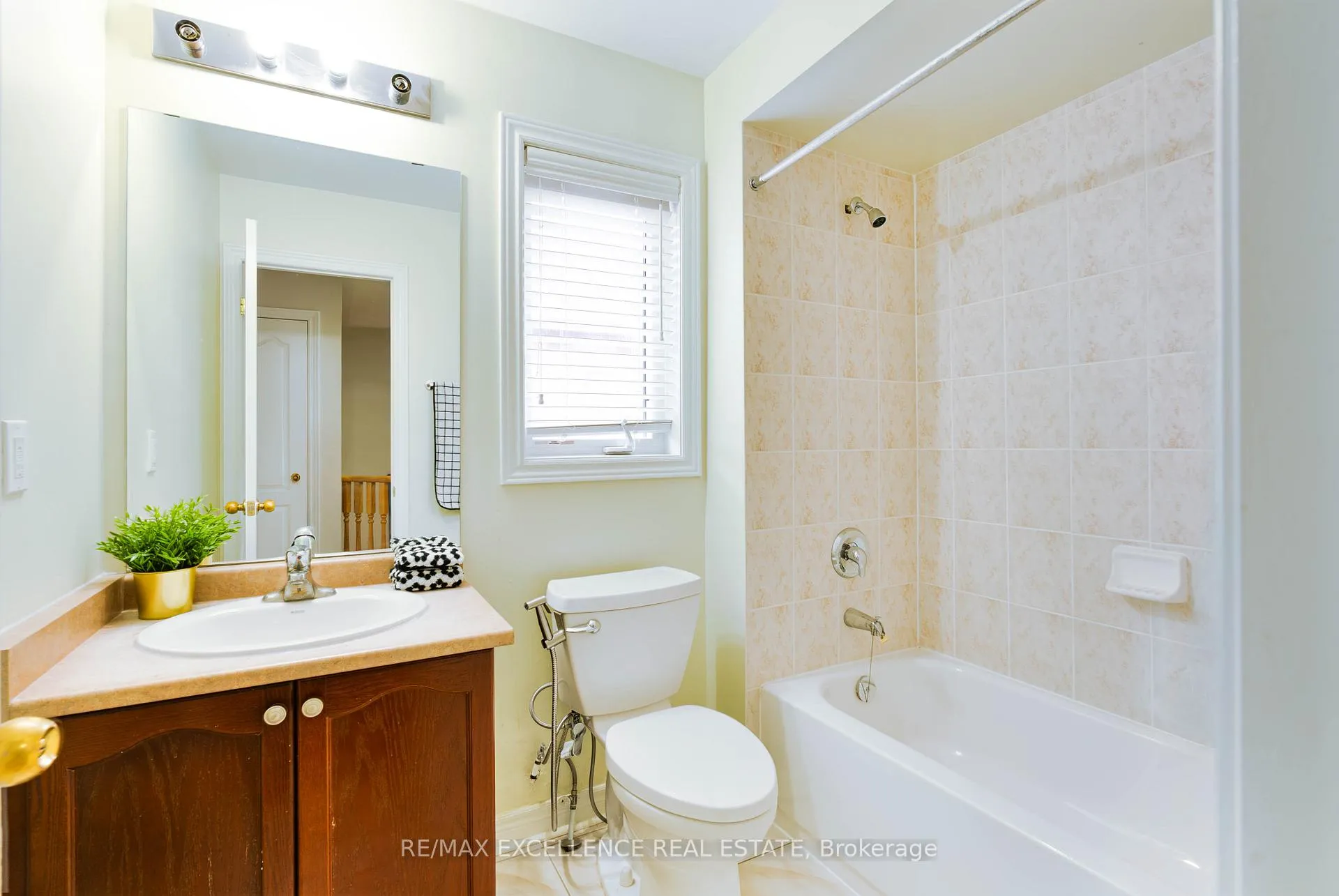 Photo 12 of 41 Davos Road, Vaughan, Vellore Village — HOMEH