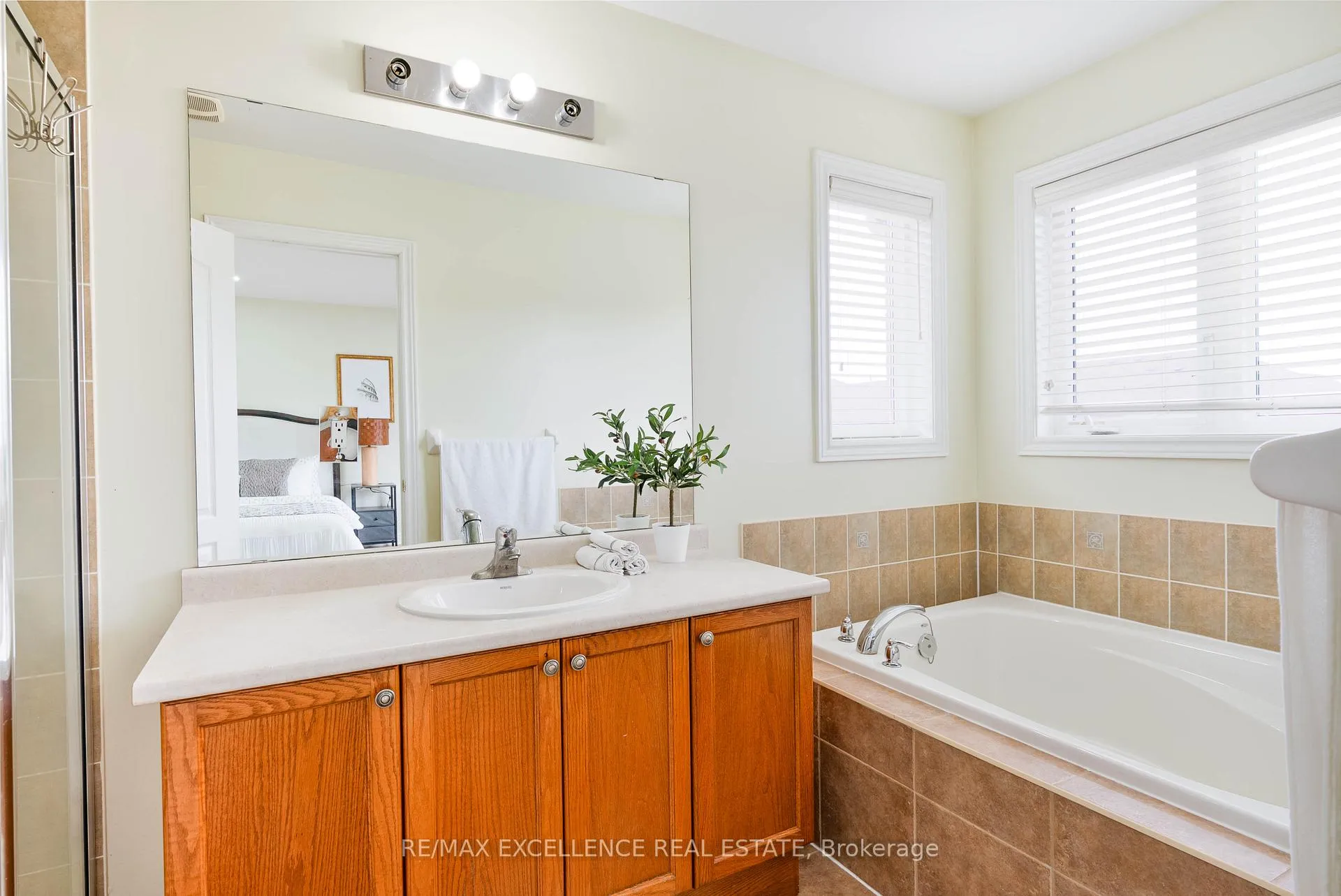 Photo 13 of 41 Davos Road, Vaughan, Vellore Village — HOMEH