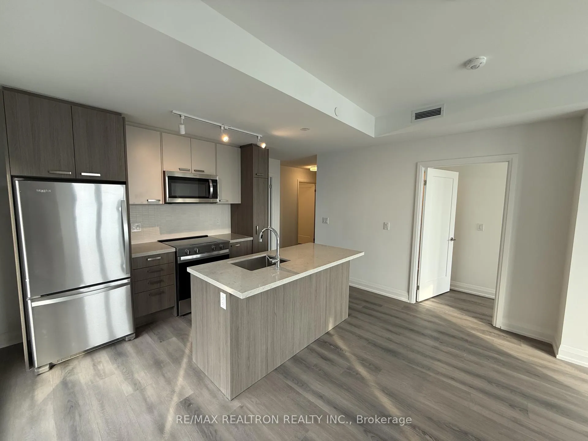 Photo 3 of Unit 1607, 20 Soudan Avenue, Toronto, Mount Pleasant West — HOMEH