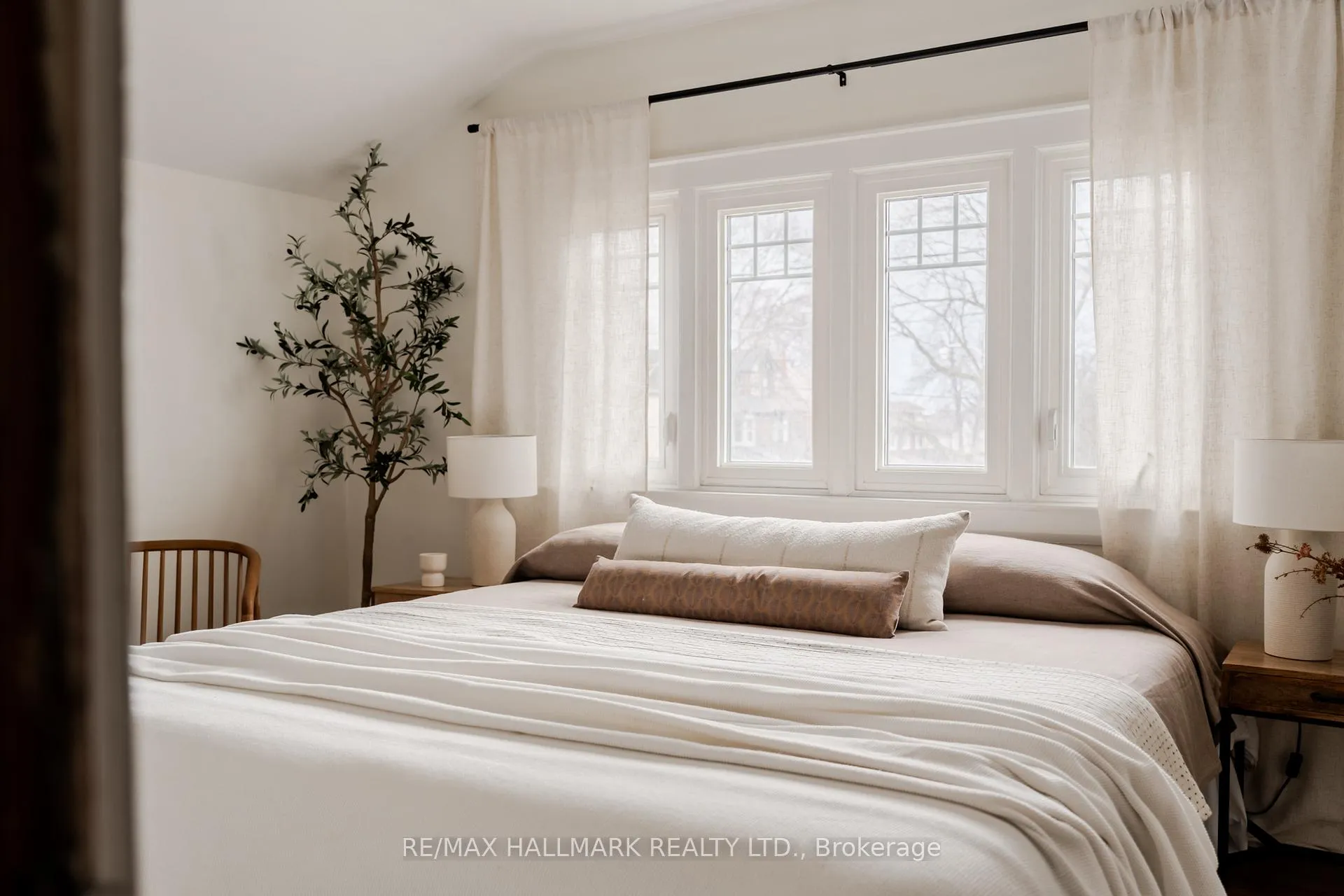 Photo 11 of 2076 Gerrard Street E, Toronto, East End-Danforth — HOMEH