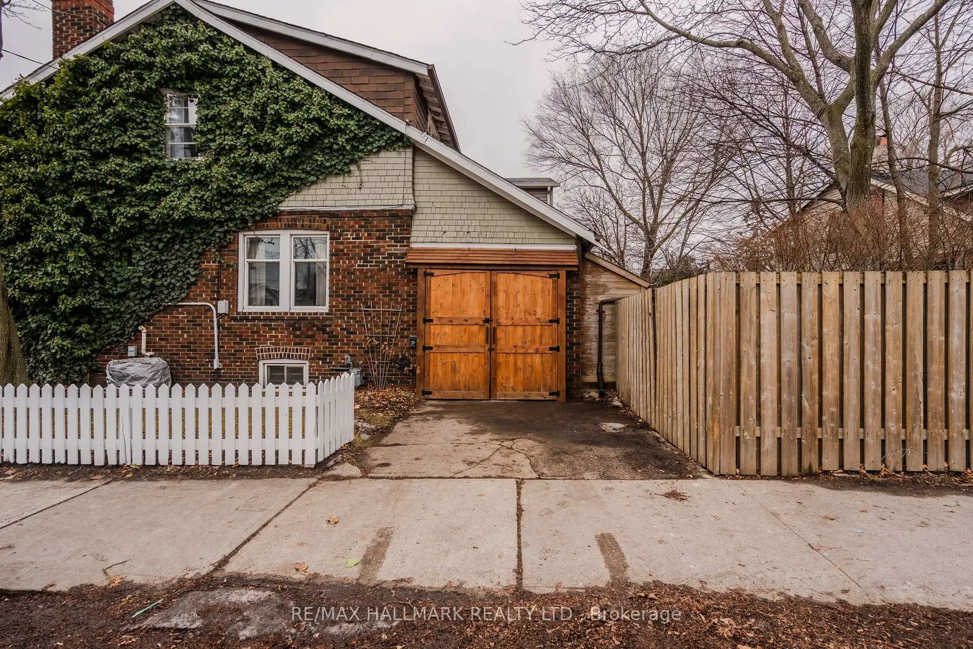 Photo 21 of 2076 Gerrard Street E, Toronto, East End-Danforth — HOMEH