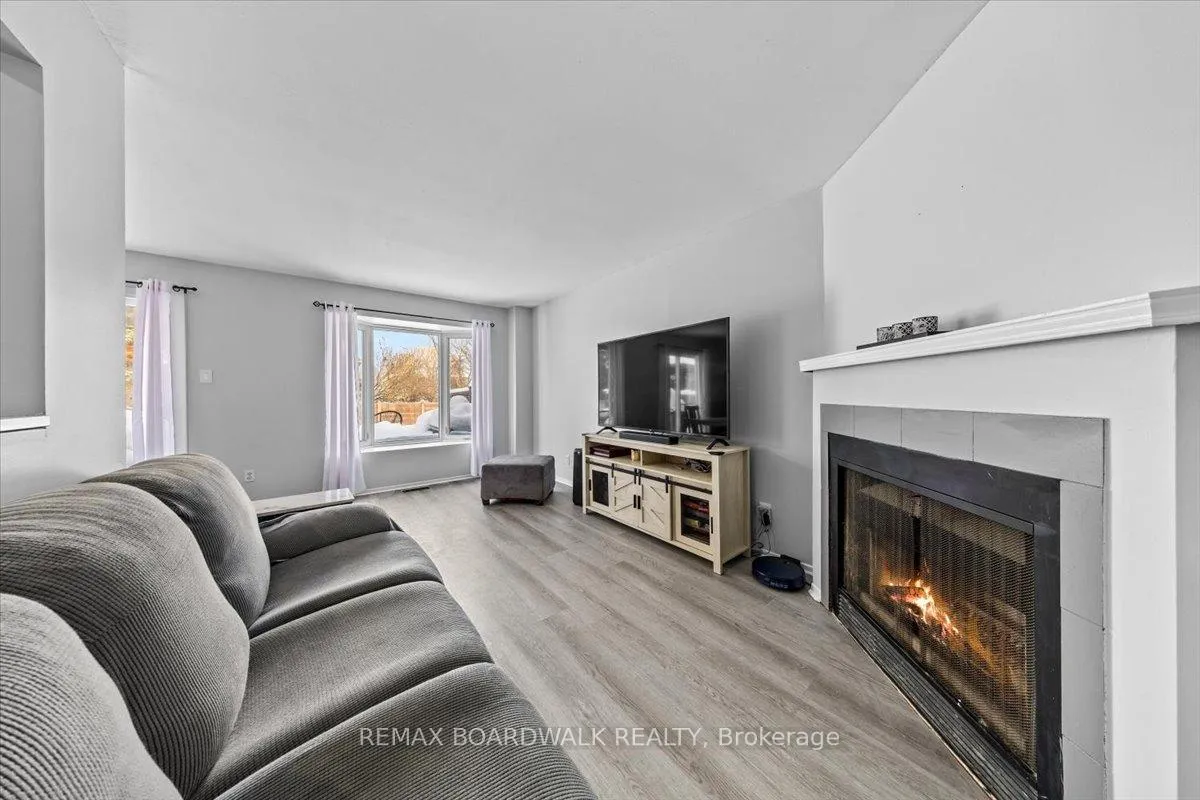 Photo 4 of 294 Valade Crescent, Ottawa, Fallingbrook/Pineridge — HOMEH