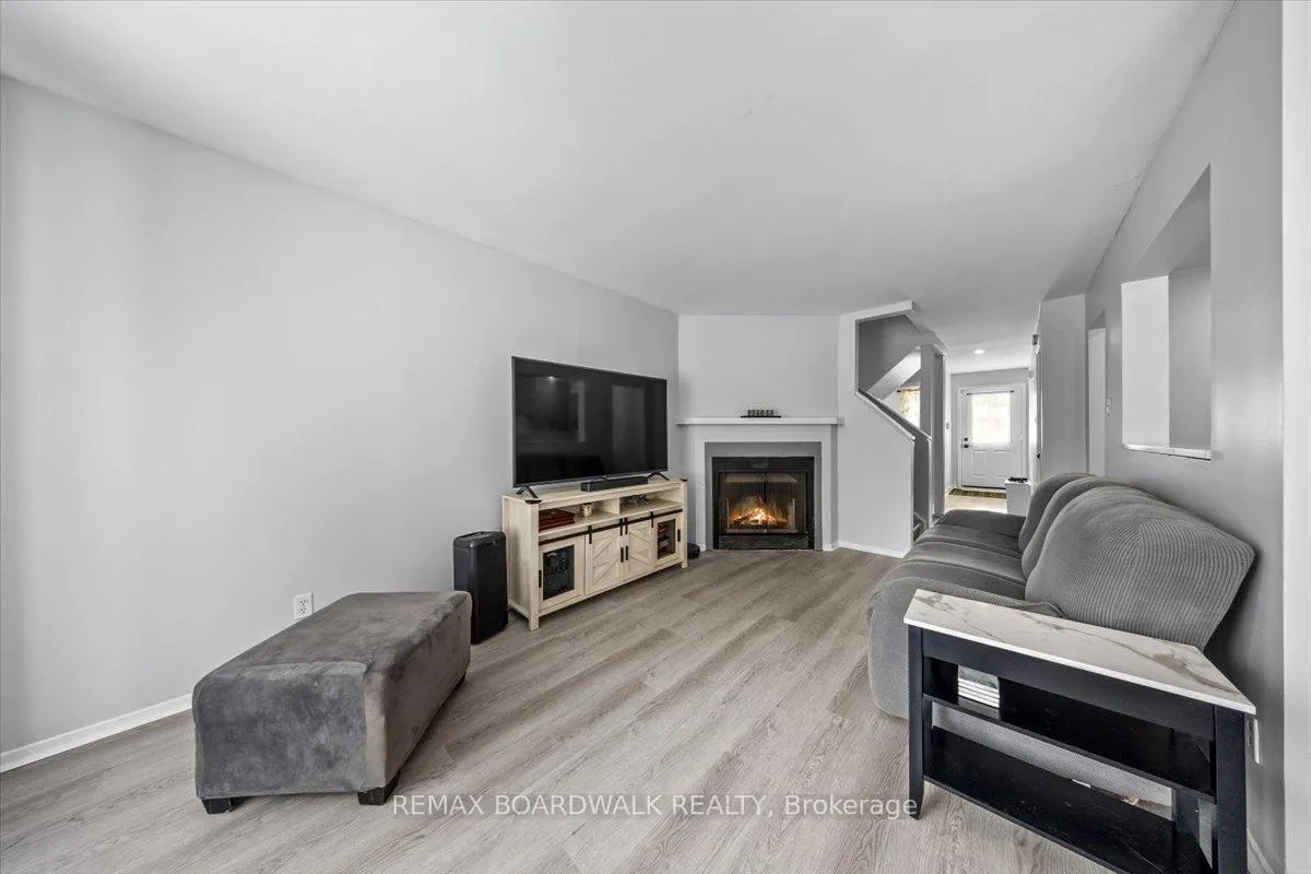 Photo 5 of 294 Valade Crescent, Ottawa, Fallingbrook/Pineridge — HOMEH