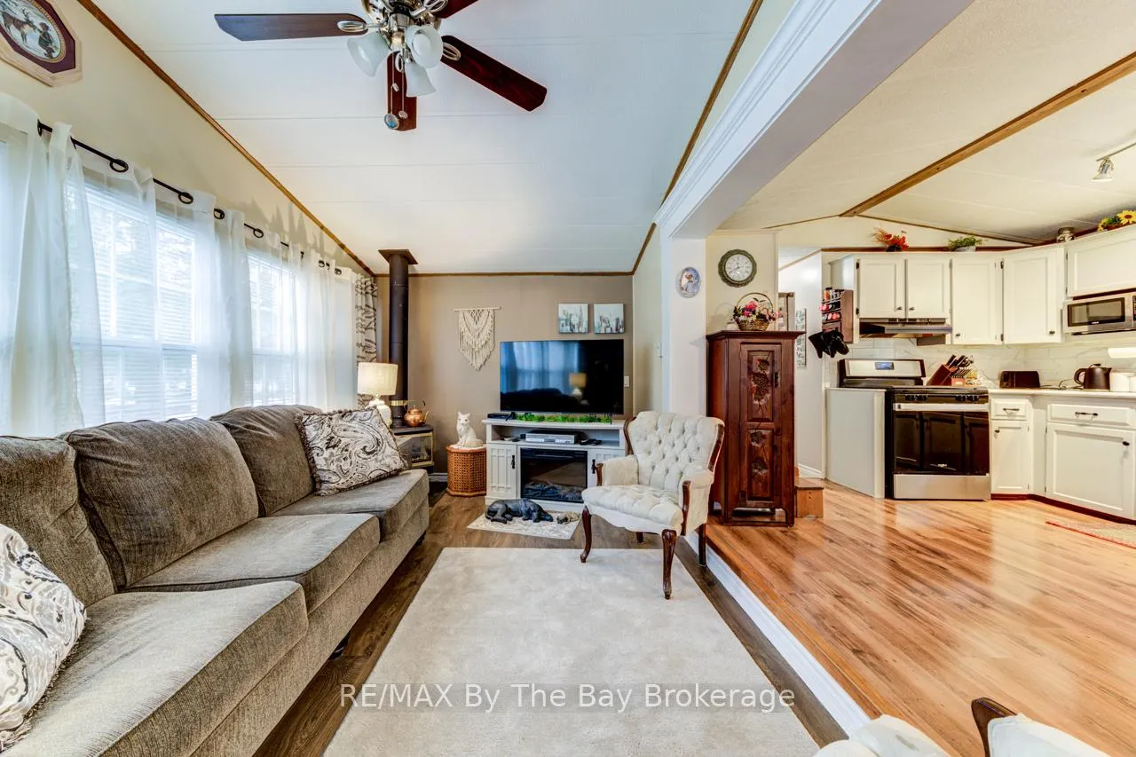 Photo 7 of 23 Prince Charles Avenue, Barrie, Little Lake — HOMEH