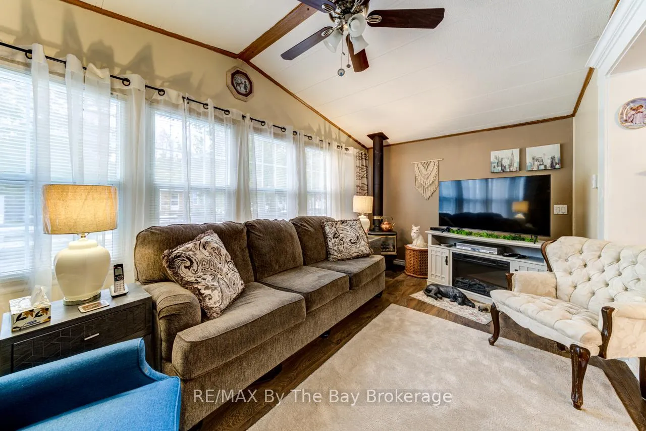 Photo 8 of 23 Prince Charles Avenue, Barrie, Little Lake — HOMEH