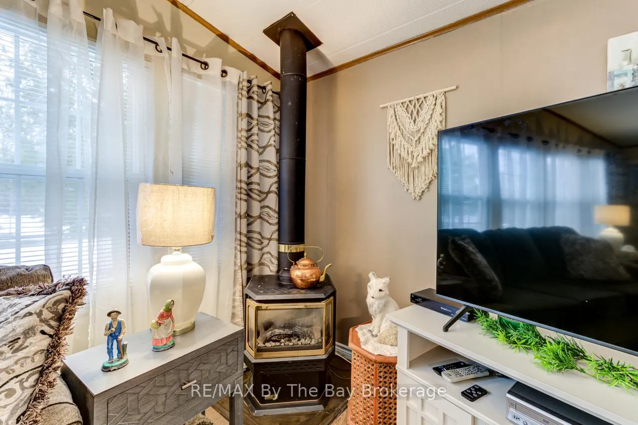 Photo 11 of 23 Prince Charles Avenue, Barrie, Little Lake — HOMEH