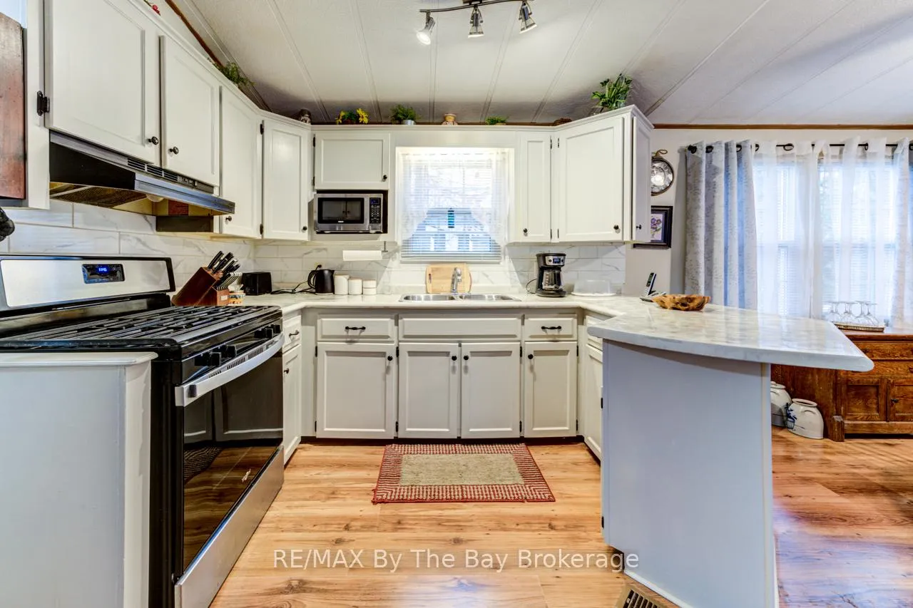 Photo 14 of 23 Prince Charles Avenue, Barrie, Little Lake — HOMEH