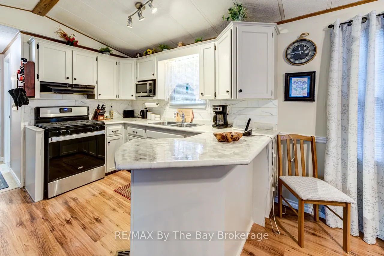 Photo 15 of 23 Prince Charles Avenue, Barrie, Little Lake — HOMEH