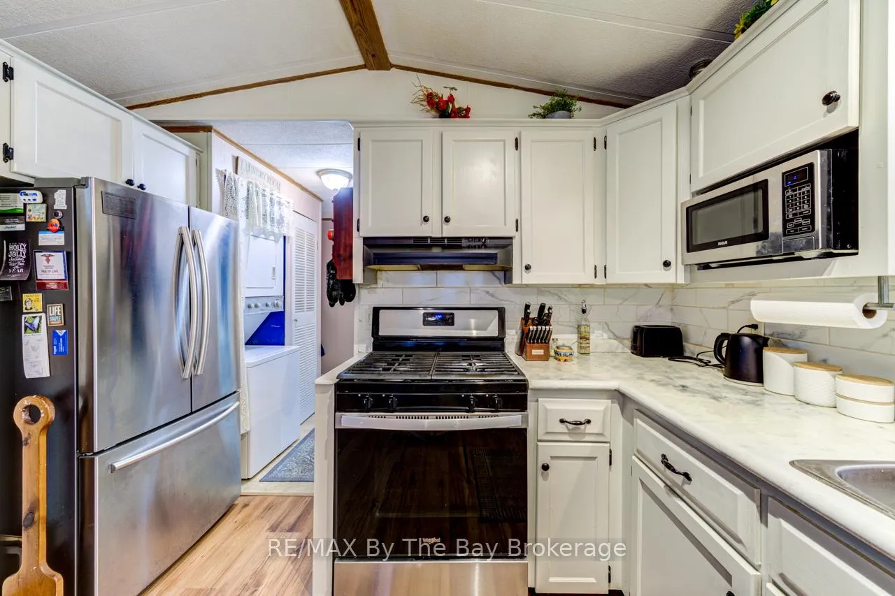 Photo 16 of 23 Prince Charles Avenue, Barrie, Little Lake — HOMEH