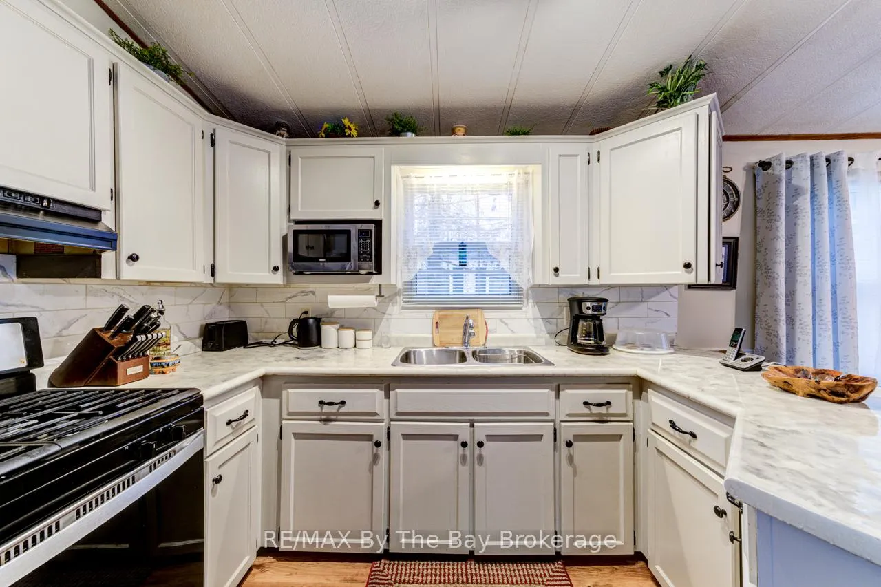 Photo 17 of 23 Prince Charles Avenue, Barrie, Little Lake — HOMEH
