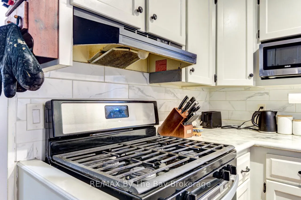 Photo 18 of 23 Prince Charles Avenue, Barrie, Little Lake — HOMEH