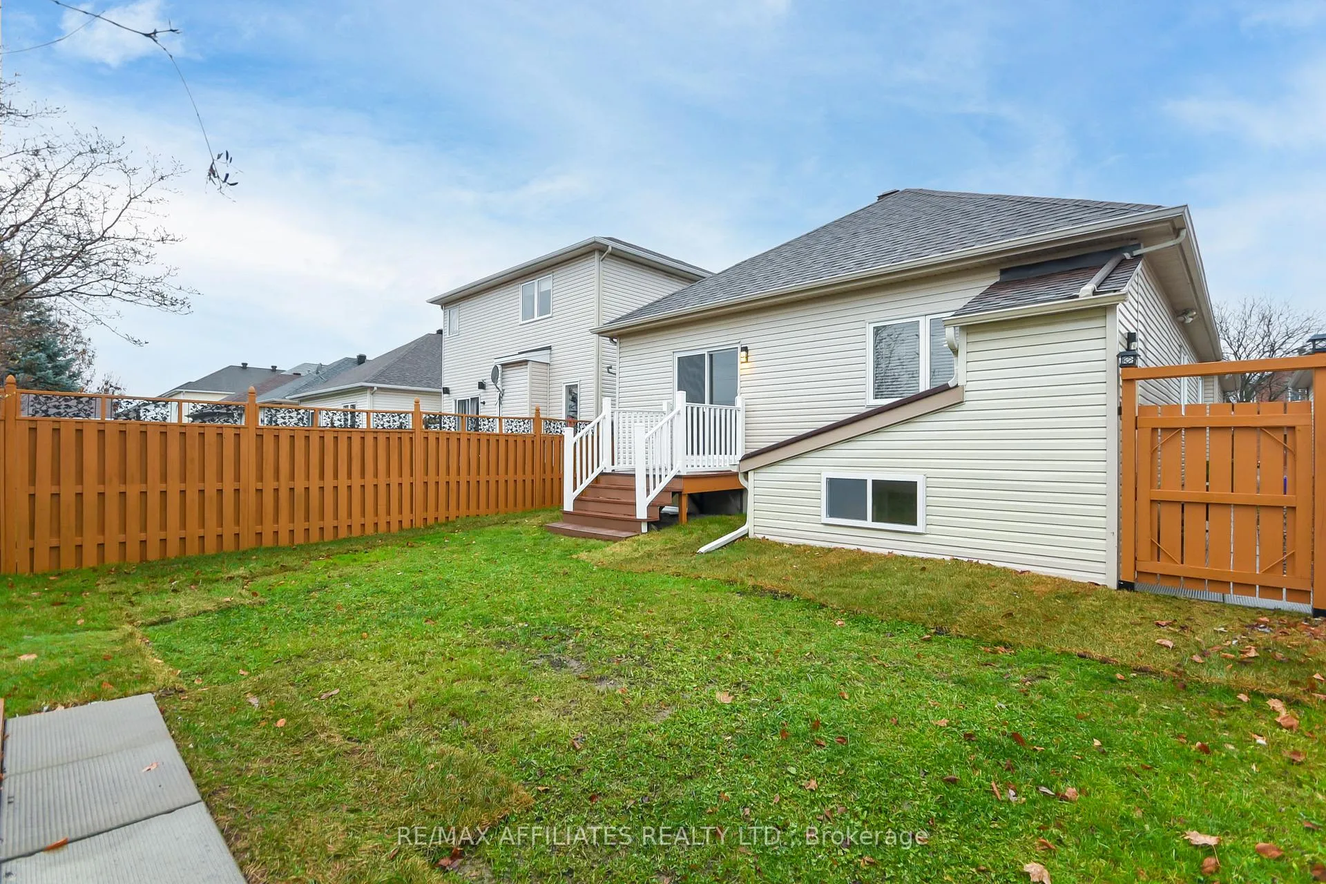 Photo 32 of 1980 Scully Way S, Ottawa, Fallingbrook/Gardenway South — HOMEH