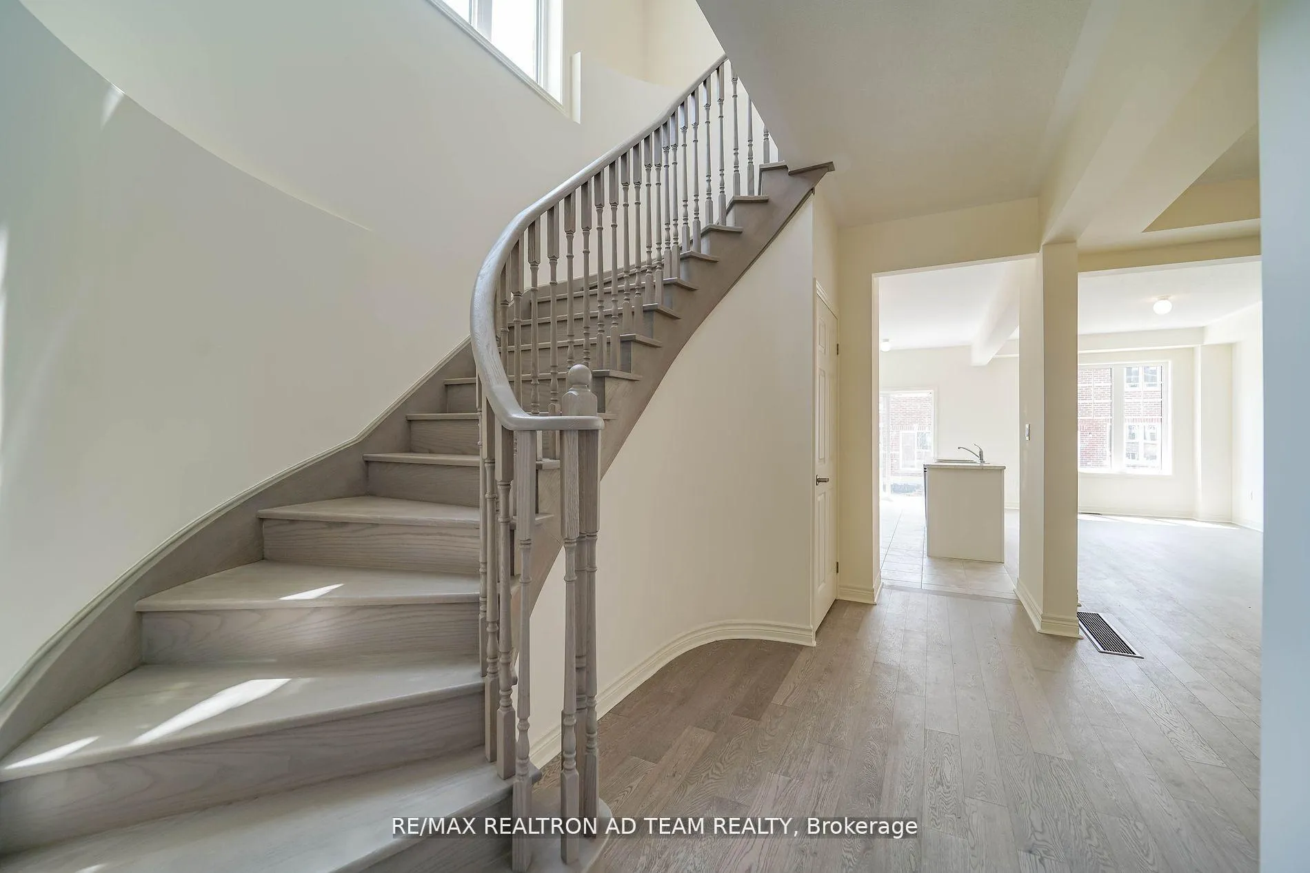 Photo 5 of 1228 Jim Brewster Circle, Oshawa, Eastdale — HOMEH
