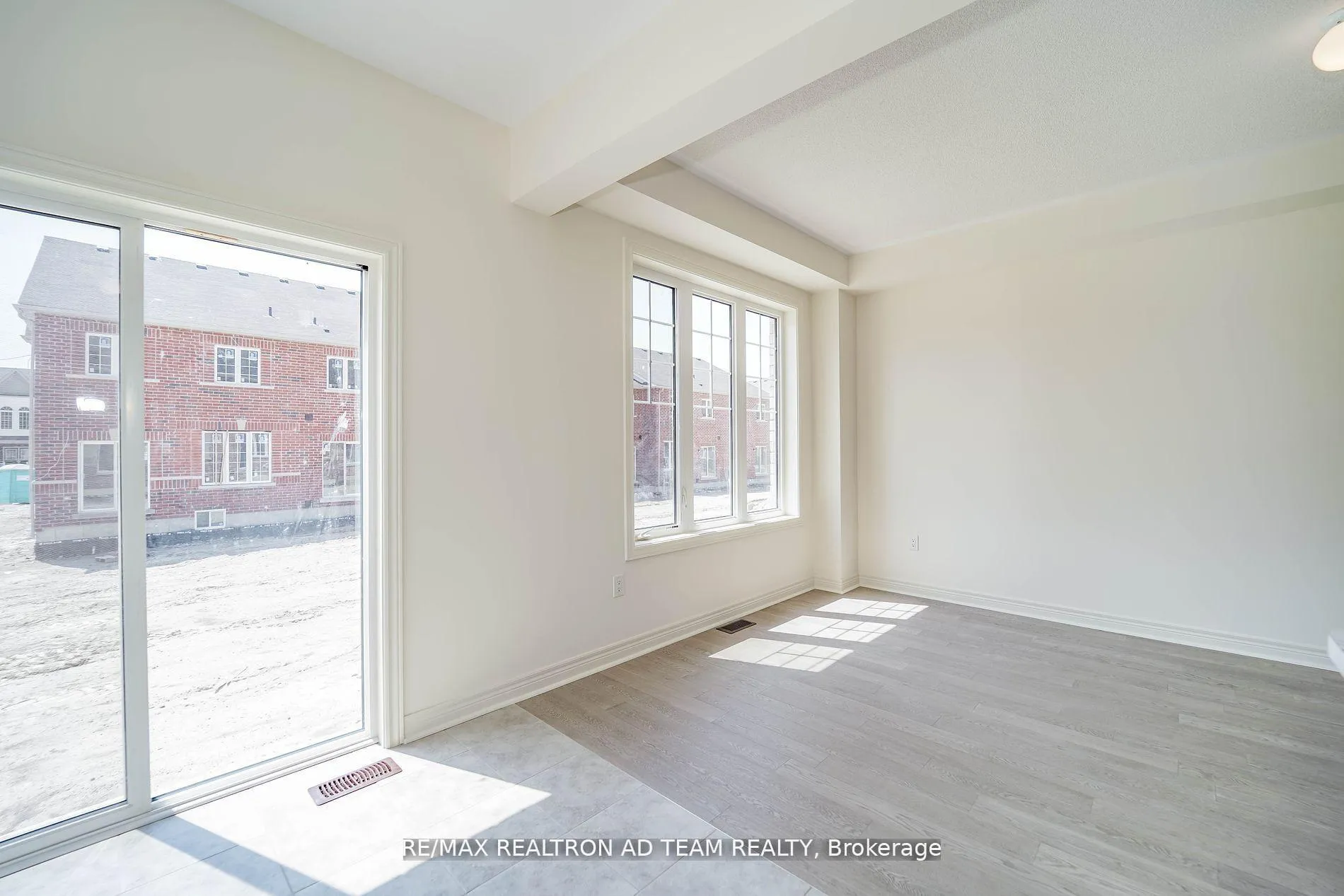 Photo 7 of 1228 Jim Brewster Circle, Oshawa, Eastdale — HOMEH