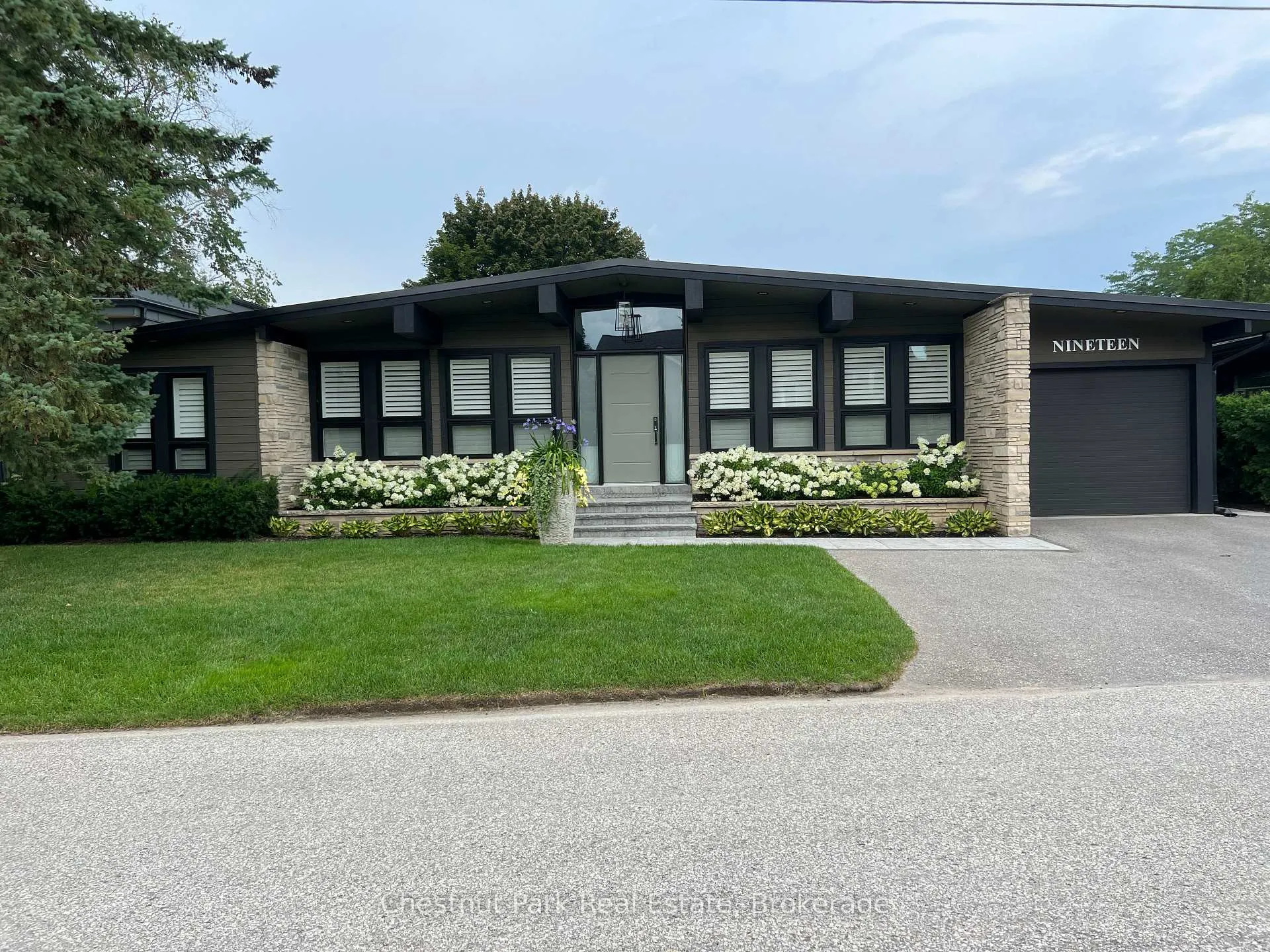 Photo 2 of 19 Golfview Drive, Collingwood — HOMEH