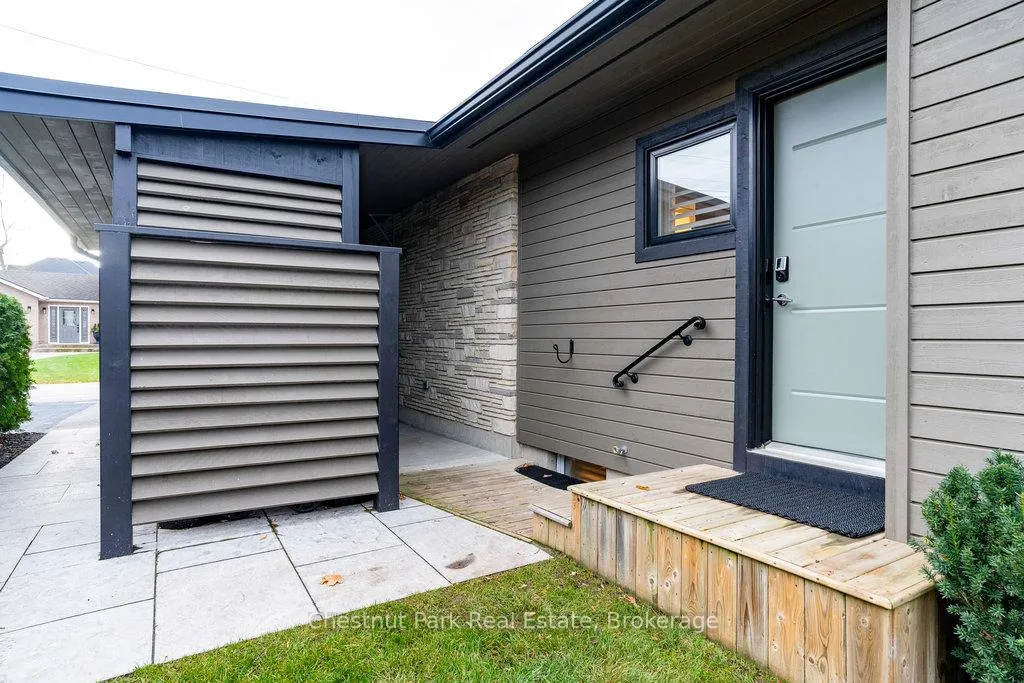 Photo 4 of 19 Golfview Drive, Collingwood — HOMEH