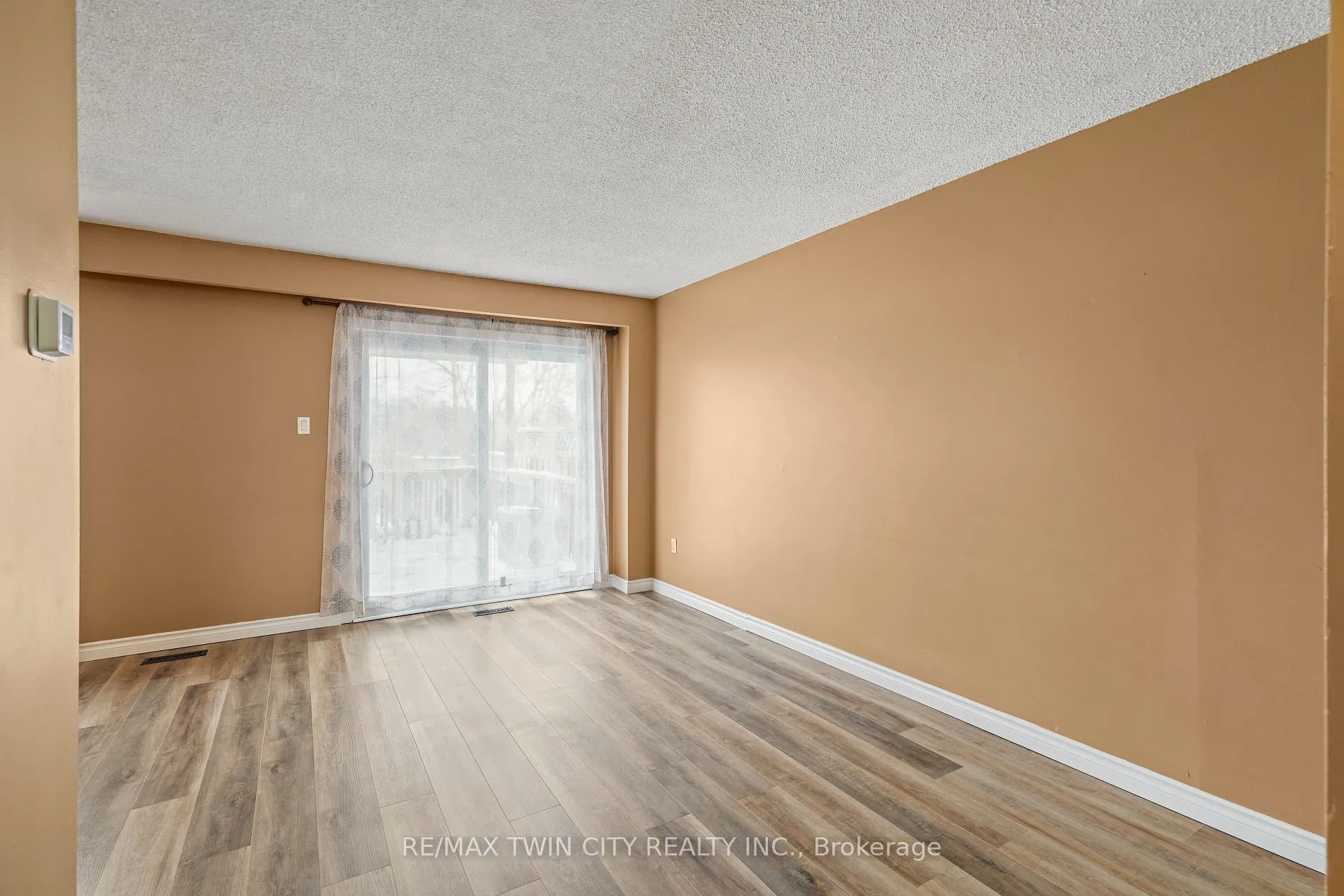 Photo 10 of 32 Parkside Drive, Brant, Paris — HOMEH