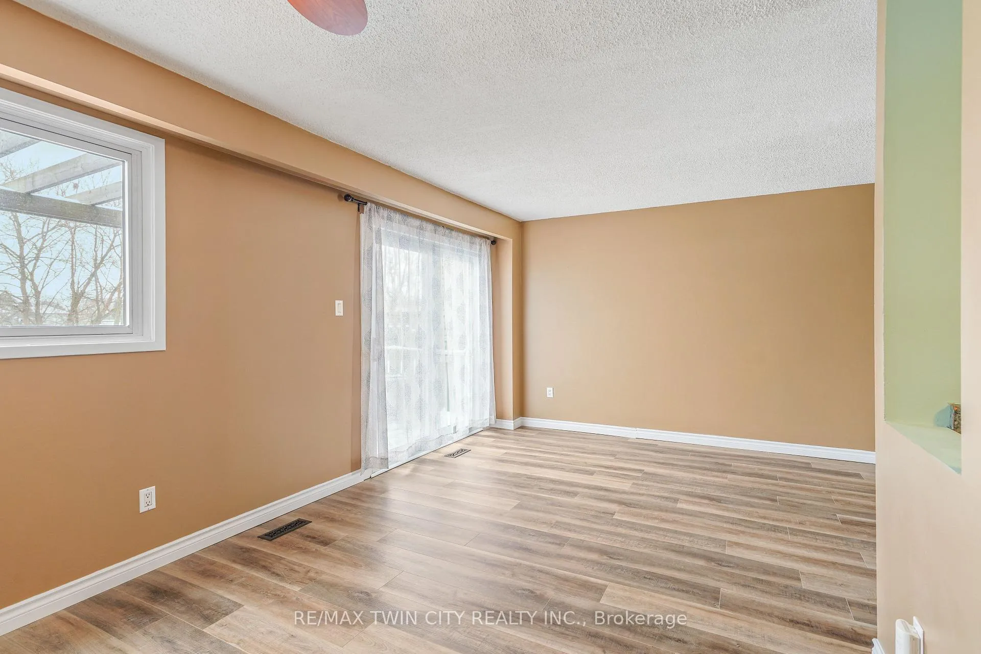 Photo 15 of 32 Parkside Drive, Brant, Paris — HOMEH