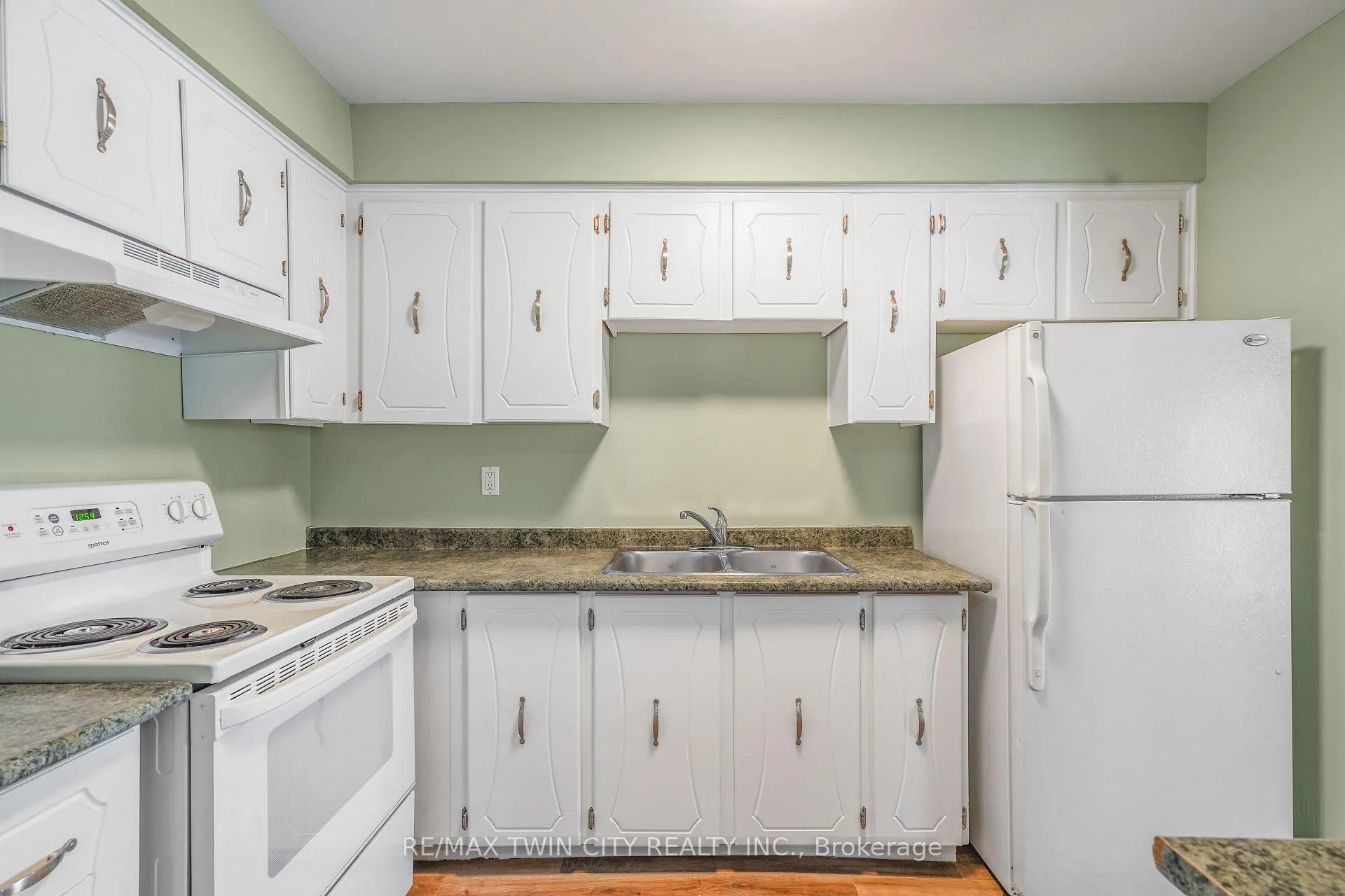 Photo 19 of 32 Parkside Drive, Brant, Paris — HOMEH