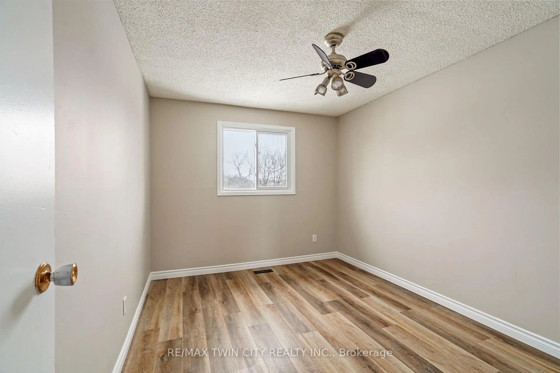 Photo 28 of 32 Parkside Drive, Brant, Paris — HOMEH