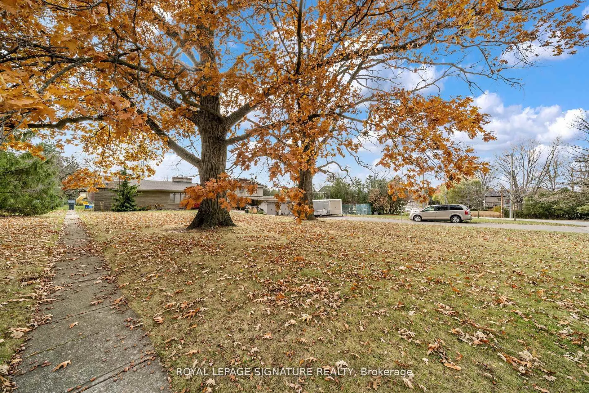 Photo 4 of 83 Sylvadene Parkway, Vaughan, East Woodbridge — HOMEH