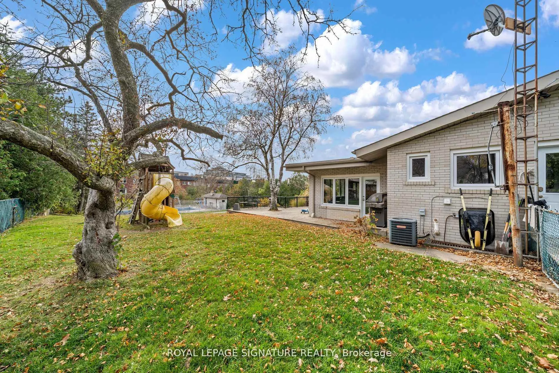 Photo 8 of 83 Sylvadene Parkway, Vaughan, East Woodbridge — HOMEH