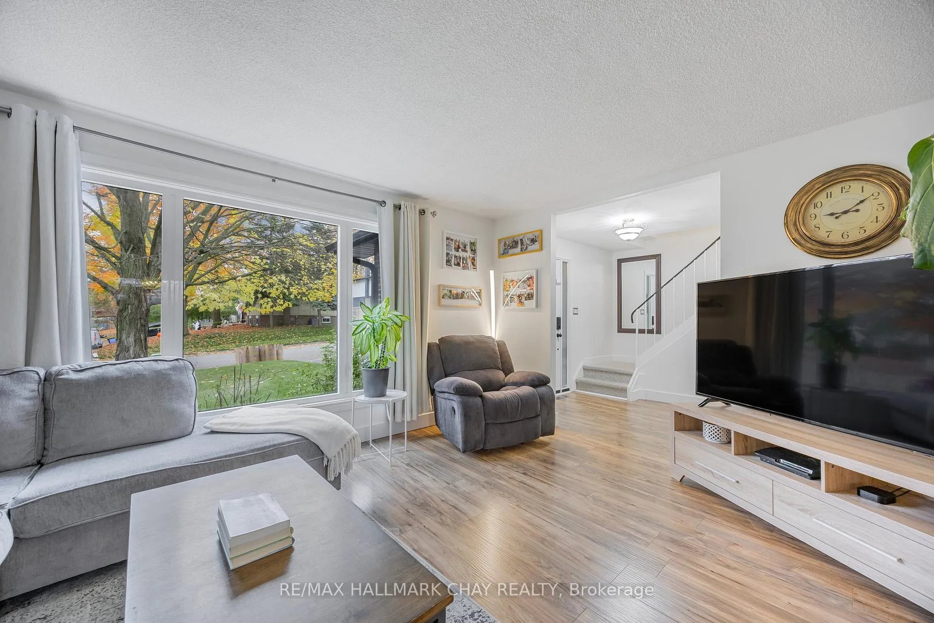 Photo 4 of 46 Farmingdale Crescent, Barrie, Cundles East — HOMEH