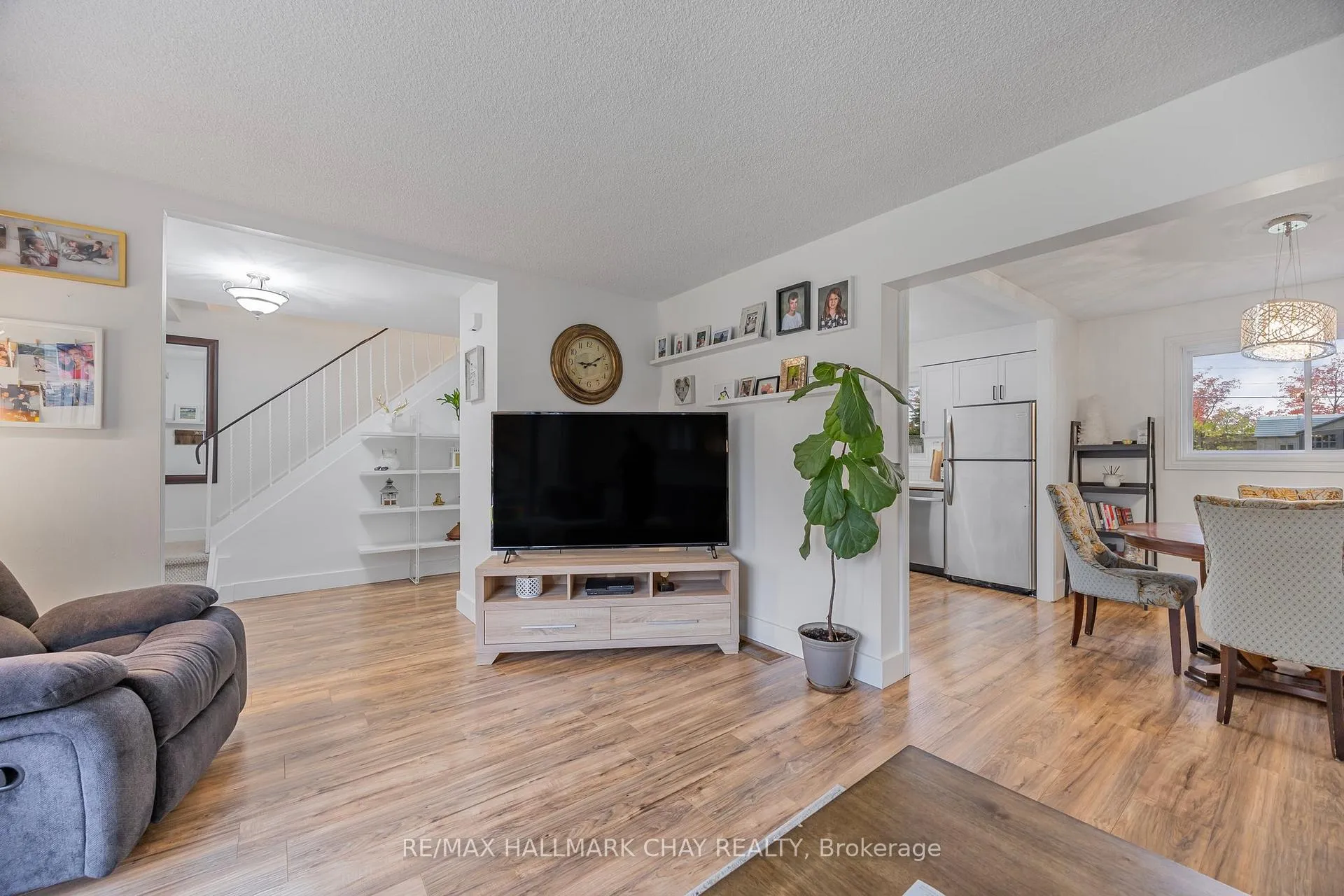 Photo 5 of 46 Farmingdale Crescent, Barrie, Cundles East — HOMEH
