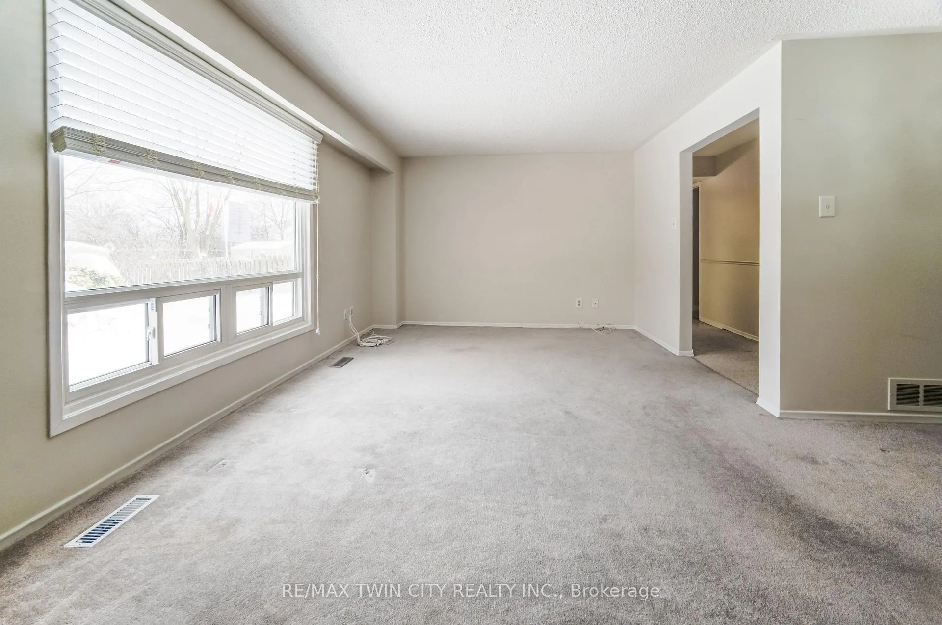 Photo 5 of 122 Forest Glen Crescent, Kitchener — HOMEH